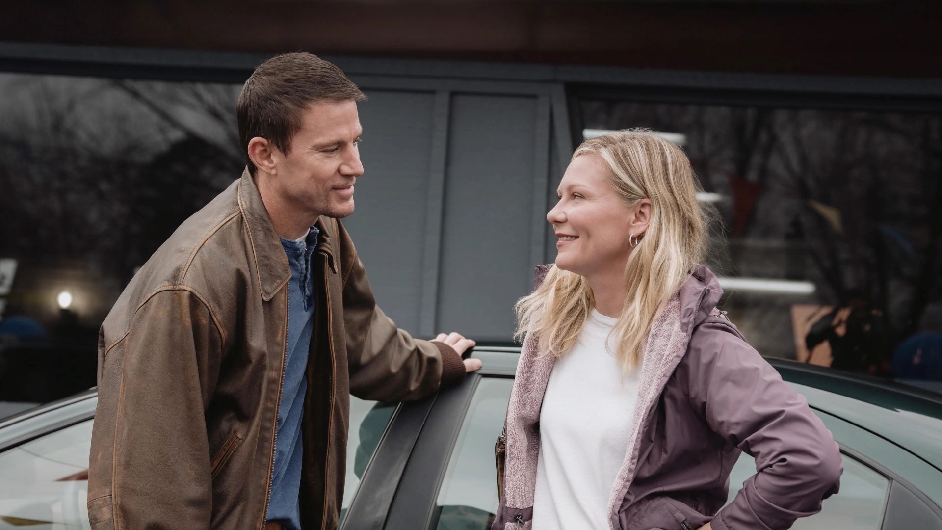 Кирсстен Данст и Ченнинг Татум стоят друг напротив друга и улыбаются