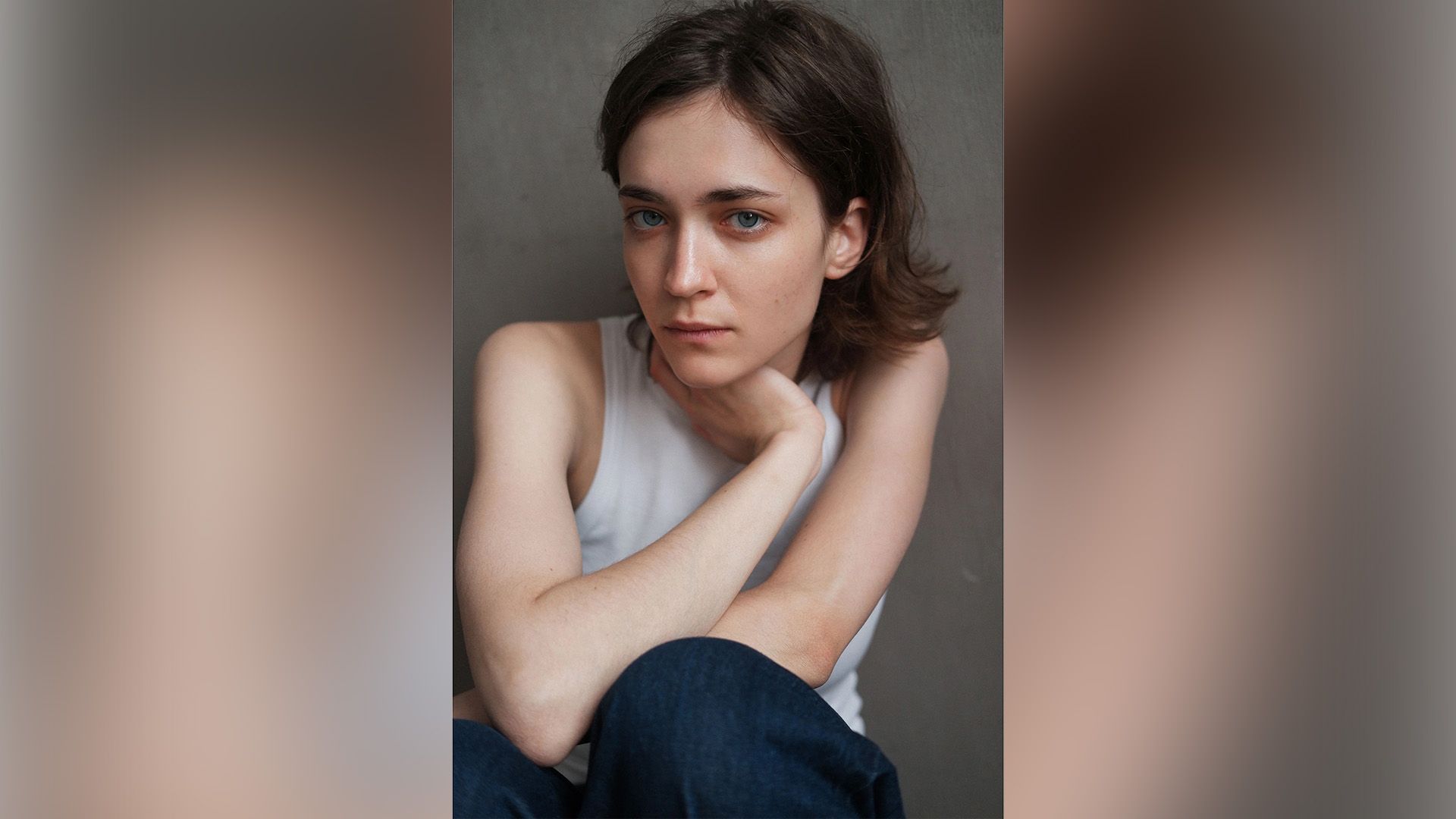 Вера Енгалычева в джинсах и белой майке