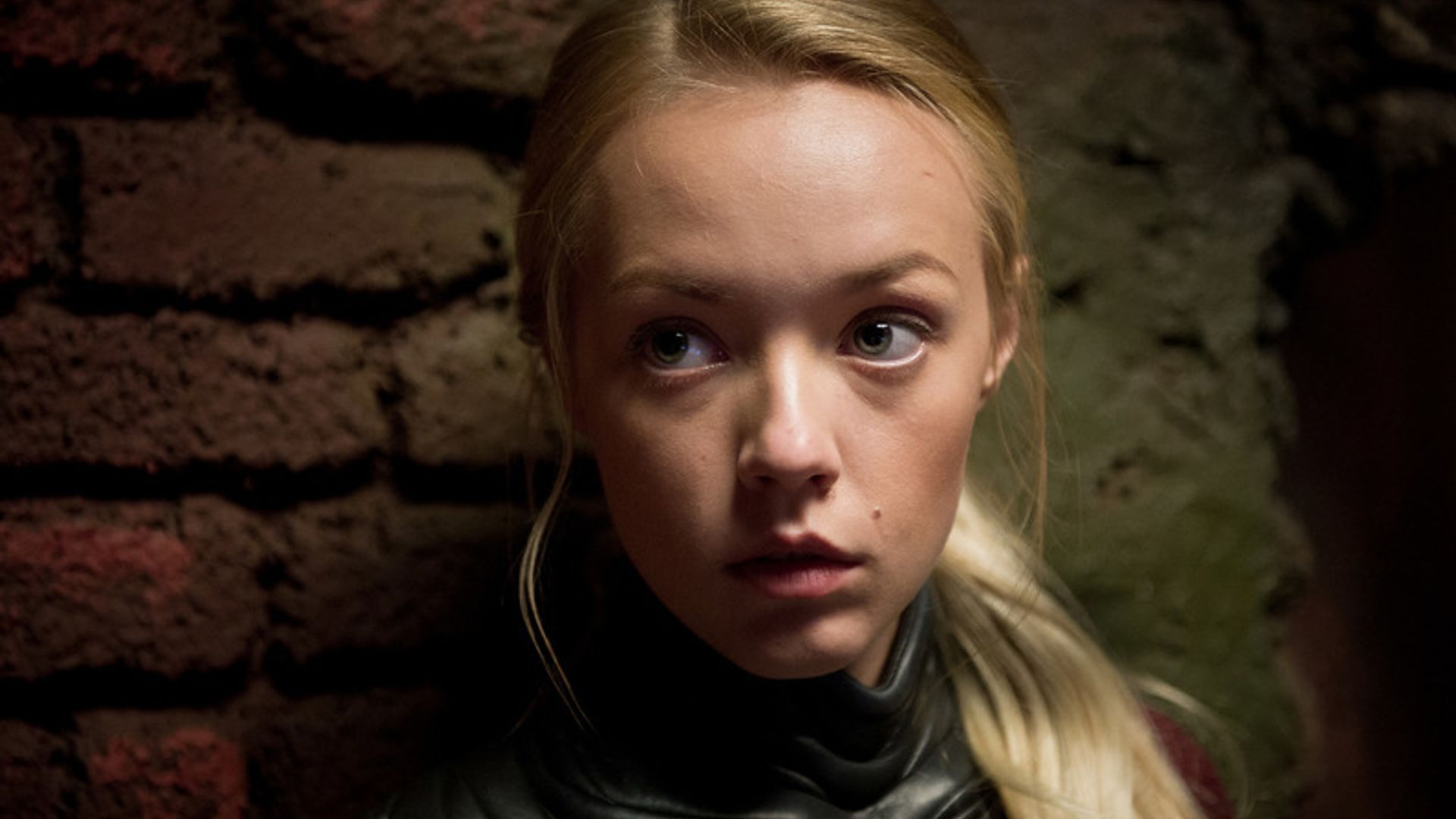 Виктория Агалакова, портрет крупным планом, на фоне стены