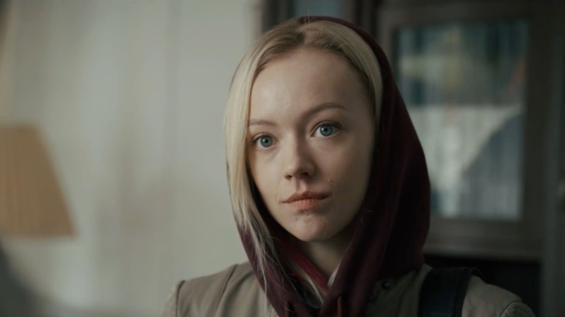 Виктория Агалакова в капюшоне