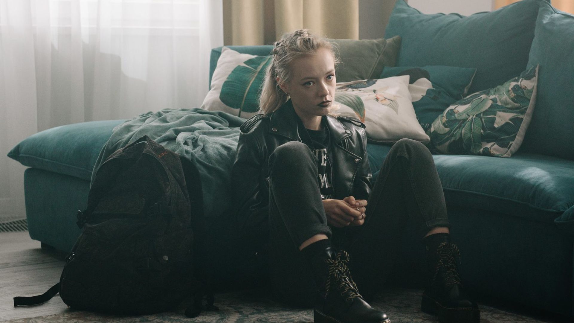 Виктория Агалакова в дерзком имидже сидит на полу