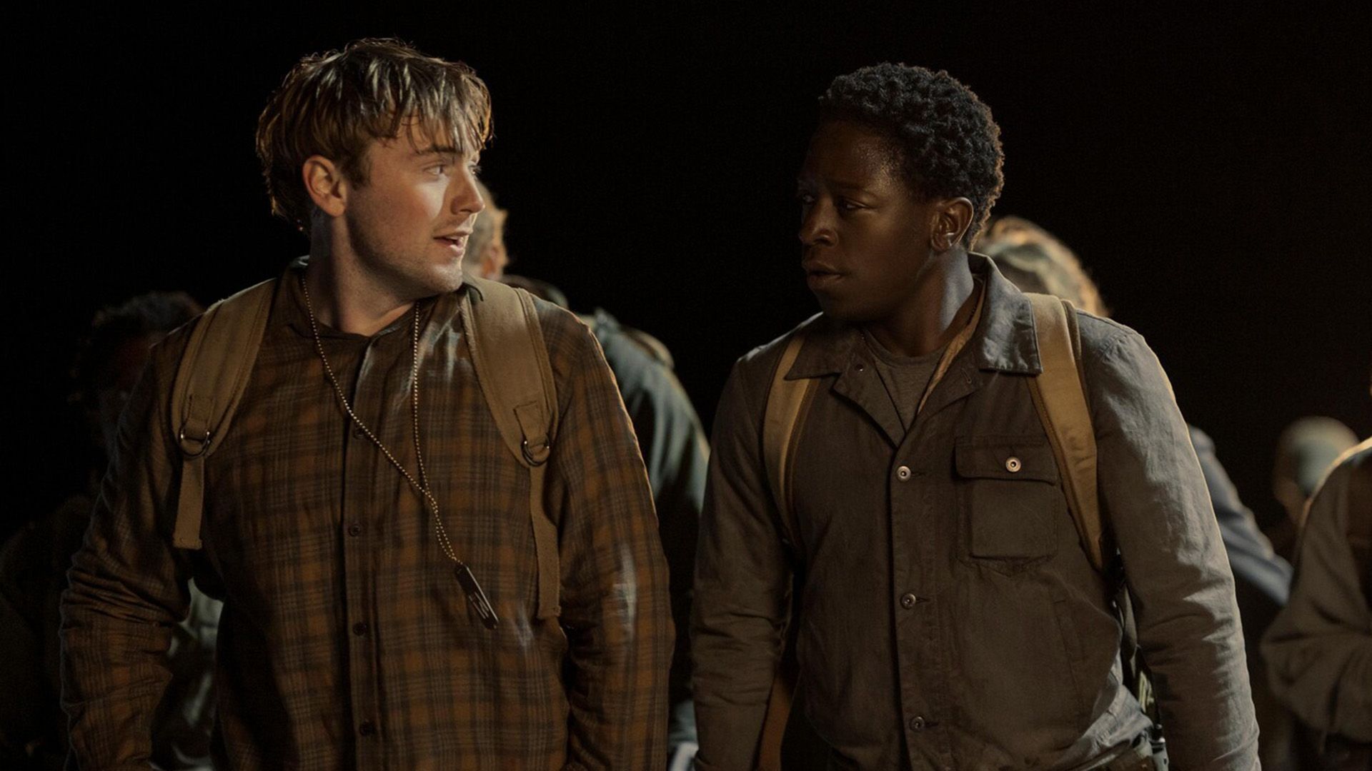 Дэвид Джонссон слушает Купера Хоффмана, который что-то ему говорит