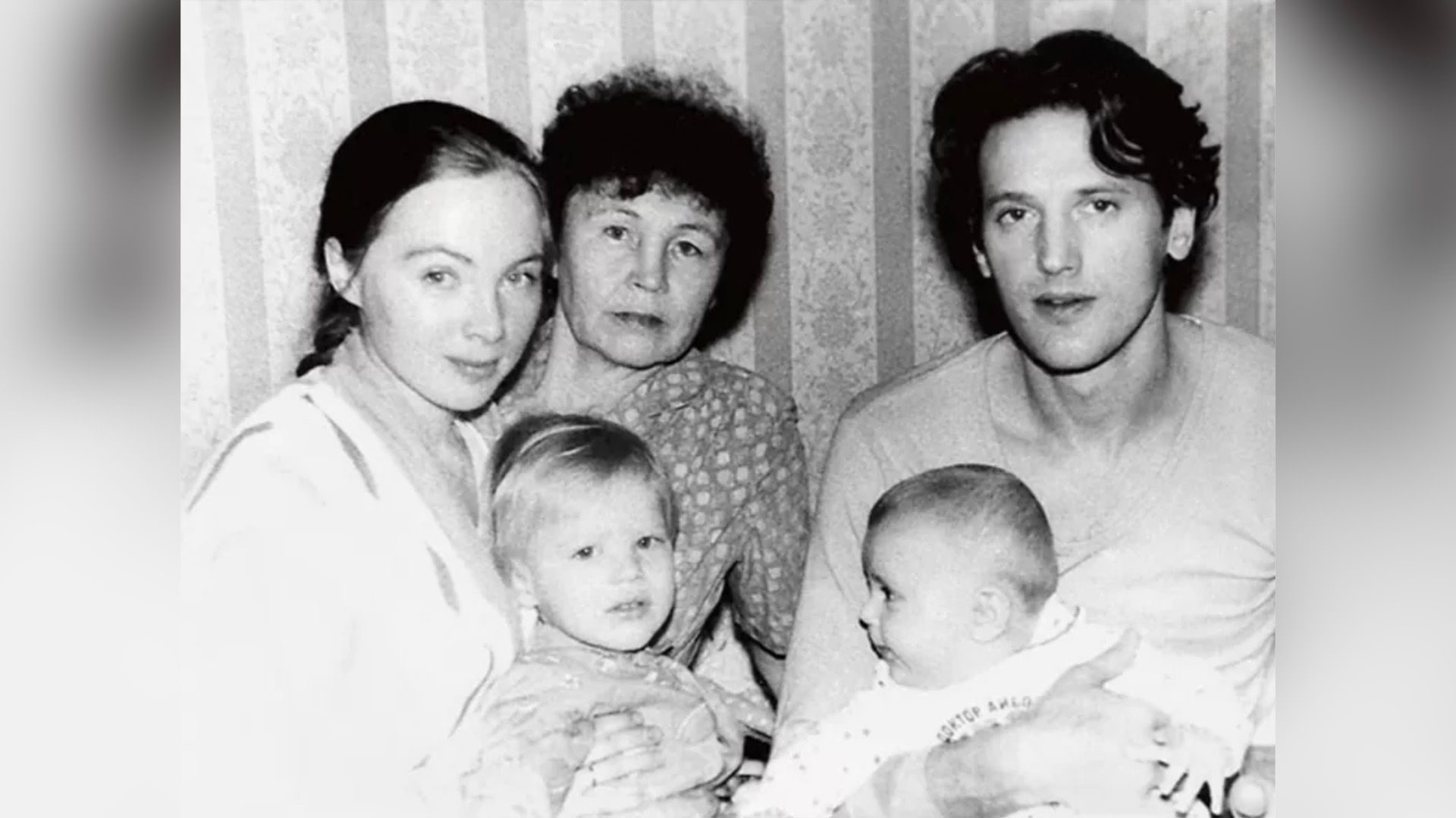 Марина Яковлева, её мать, второй муж Валерий Сторожик и их маленькие сыновья