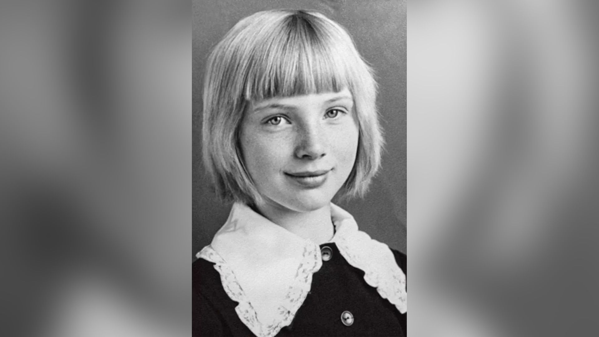 Марина Яковлева в школьной форме с белым воротником