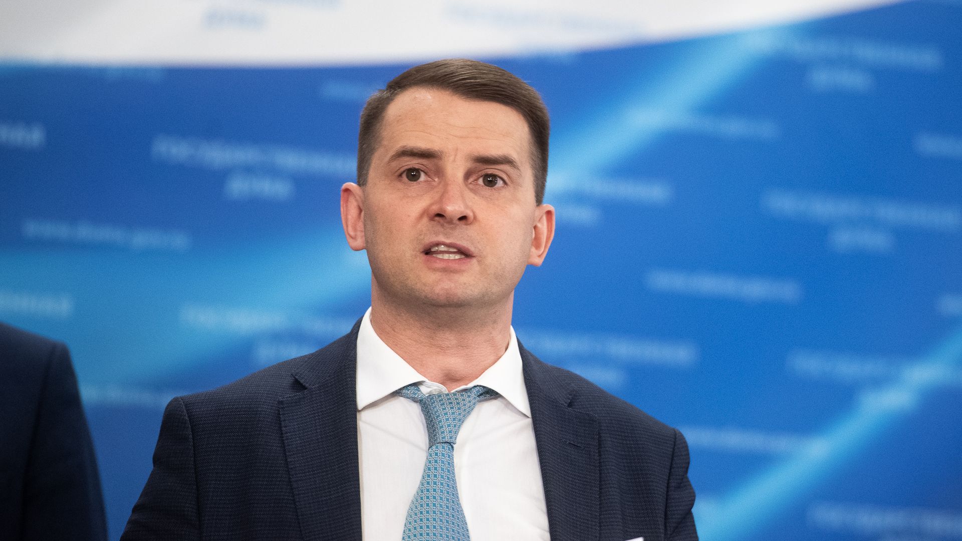 Ярослав Нилов говорит с трибуны в микрофоны телеканалов