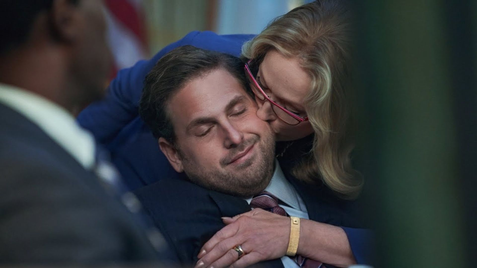 Мэрил Стрип нежно целует в щёку Джону Хилла, кадр из фильма