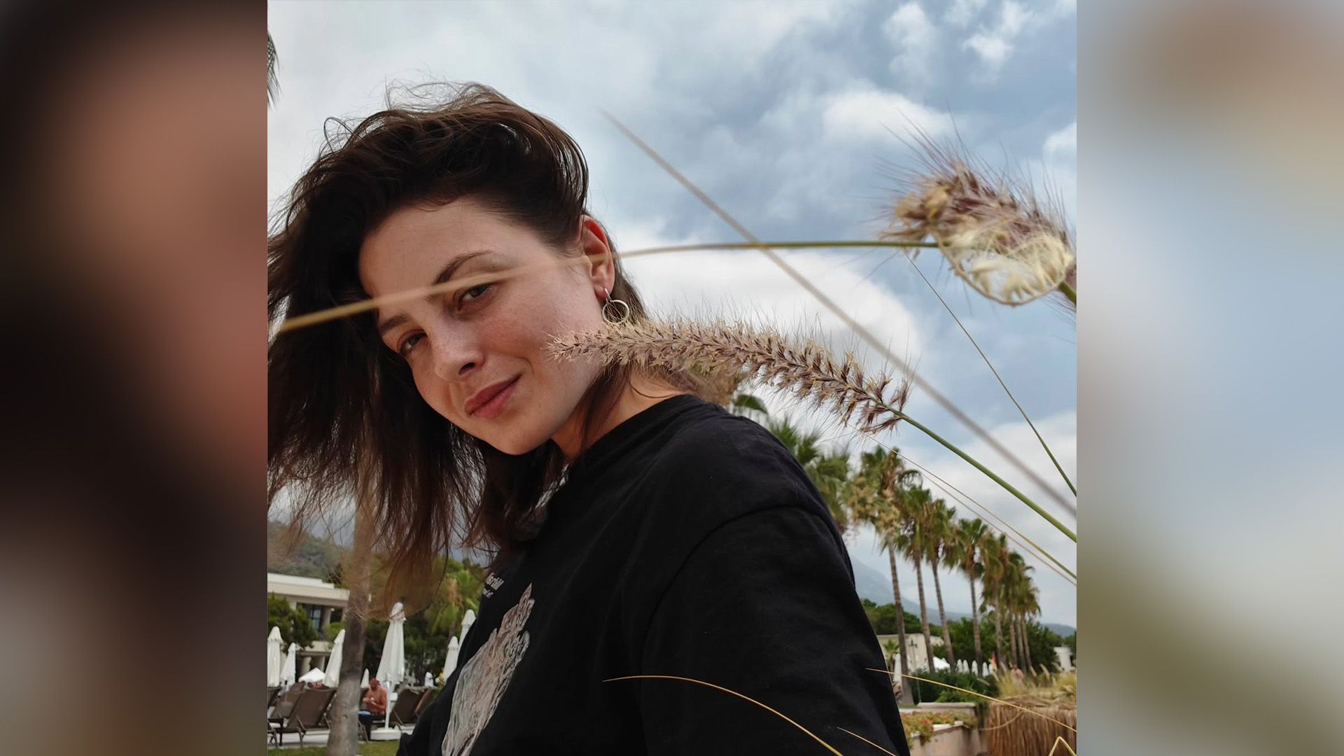 Анастасия Тюнина в черной футболке на фоне голубого неба