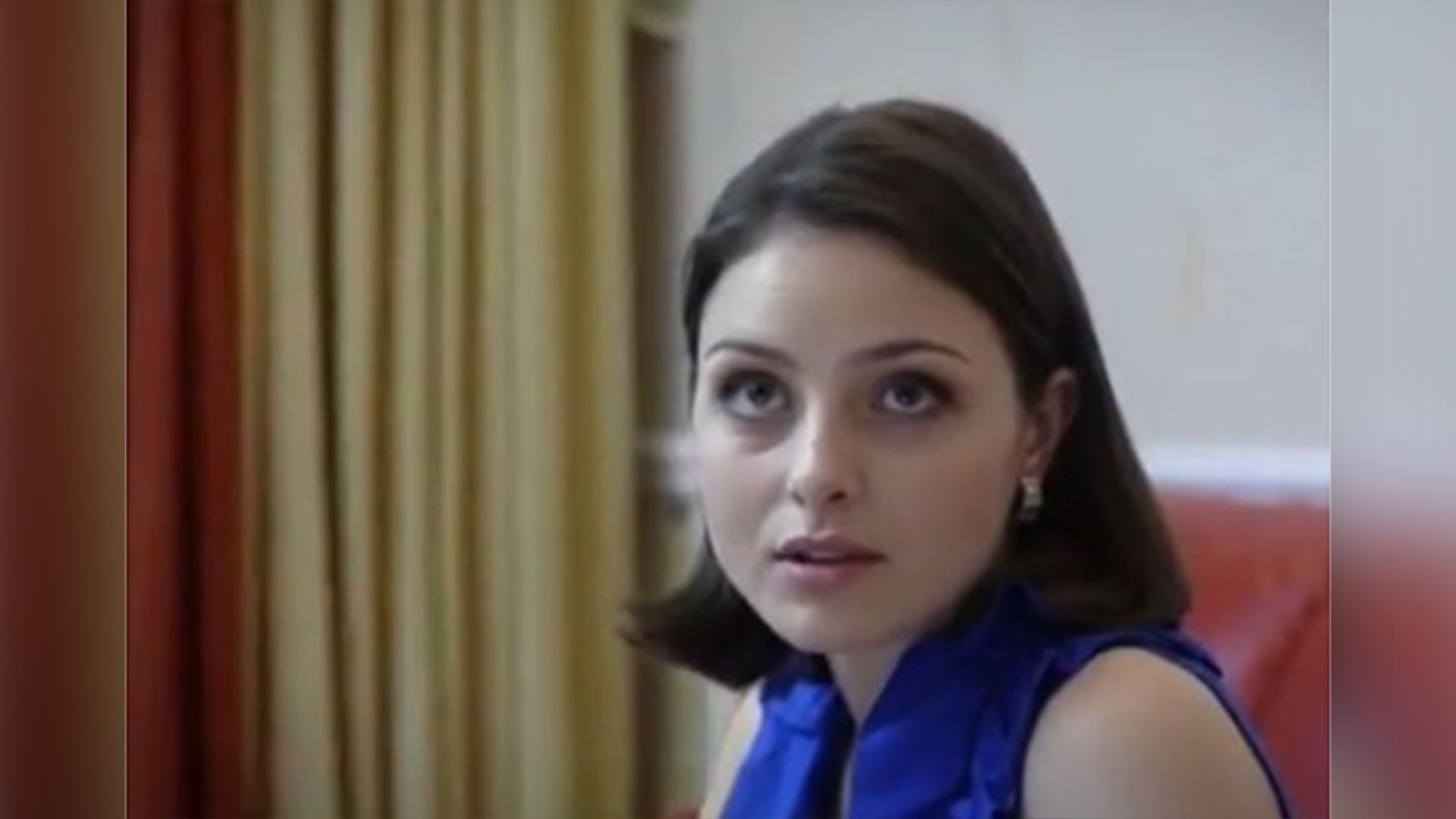 Анастасия Тюнина в синей блузке без рукавов