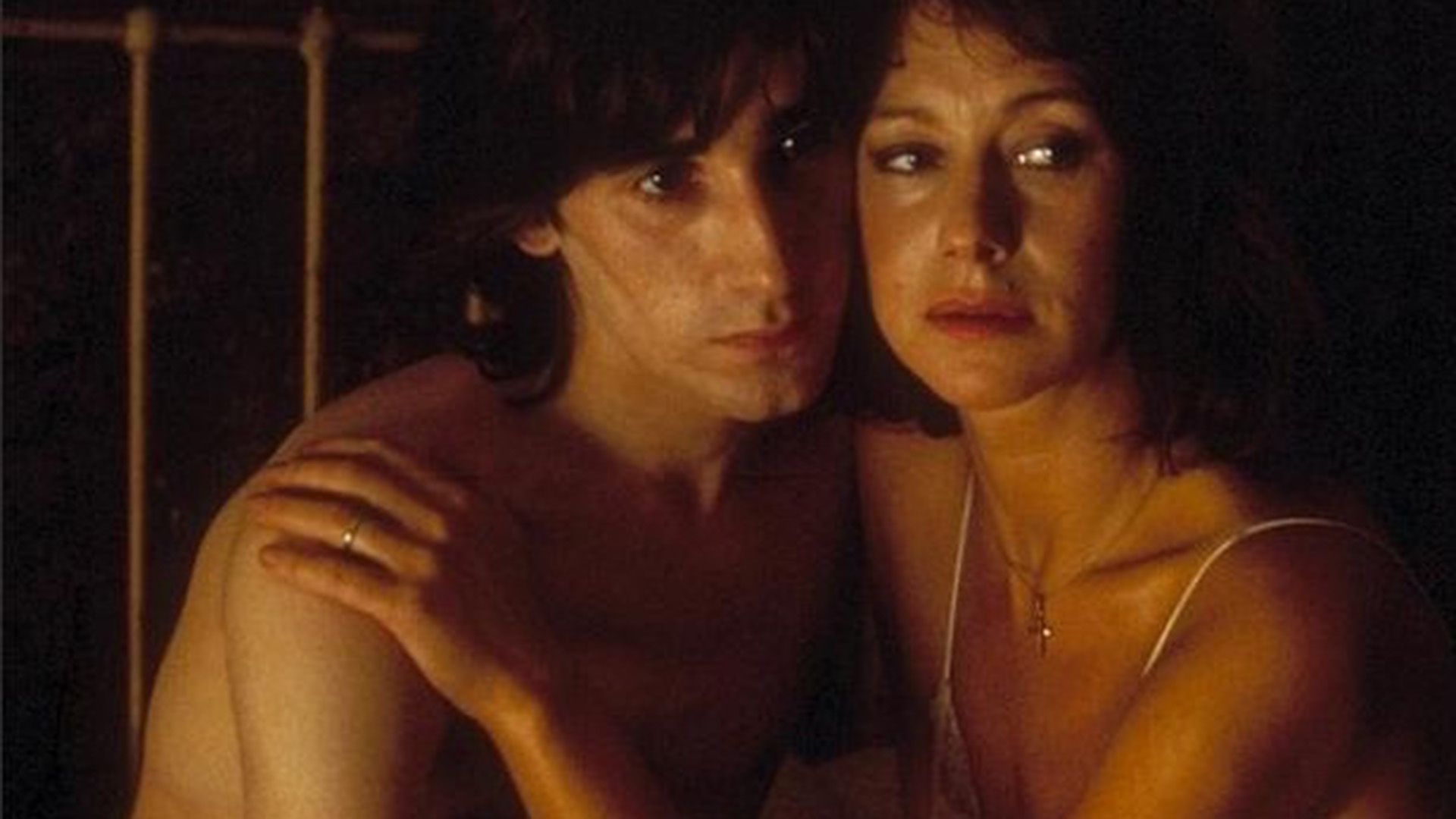 Джон Линч и Хелен Миррен обнимают друг друга