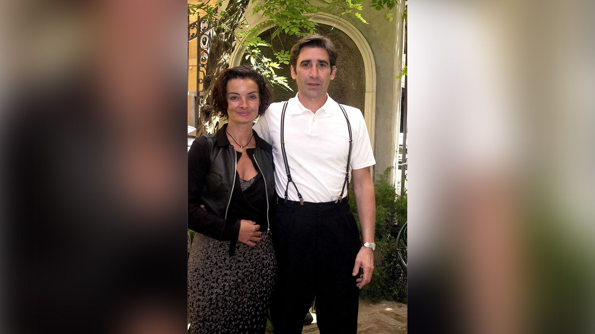 Мэри Макгакиан в чёрном платье и Джон Линч в белой рубашке и подтяжках