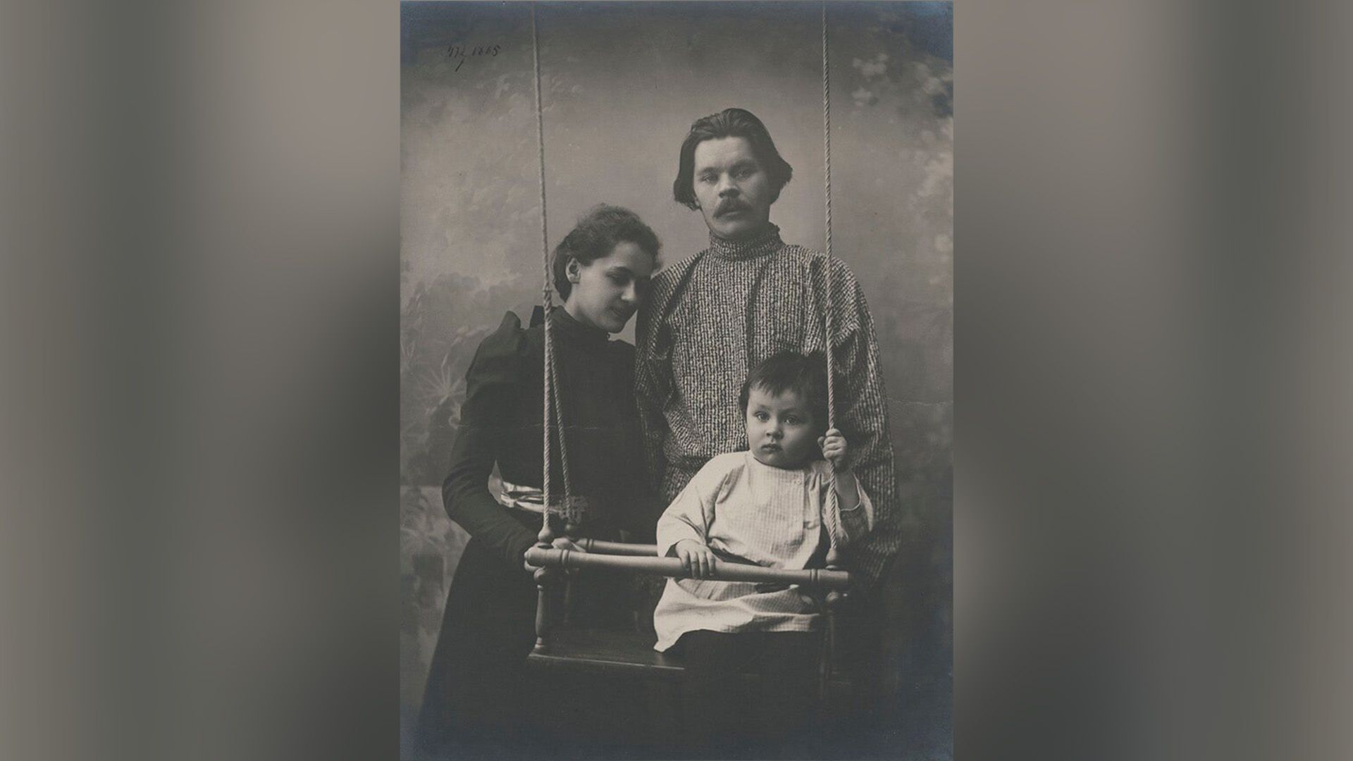 Максим Горький и его жена Екатерина, перед ними на качели сидит их маленький сын