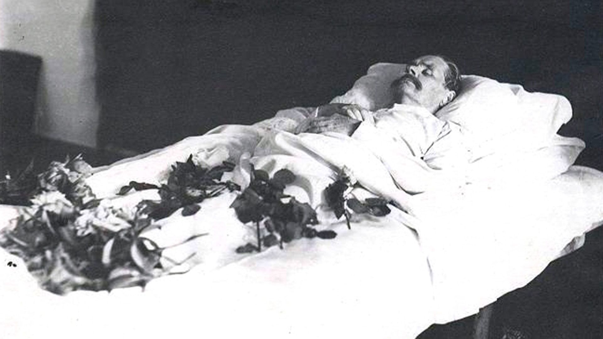 Максим Горький лежит в гробу, успынный цветами