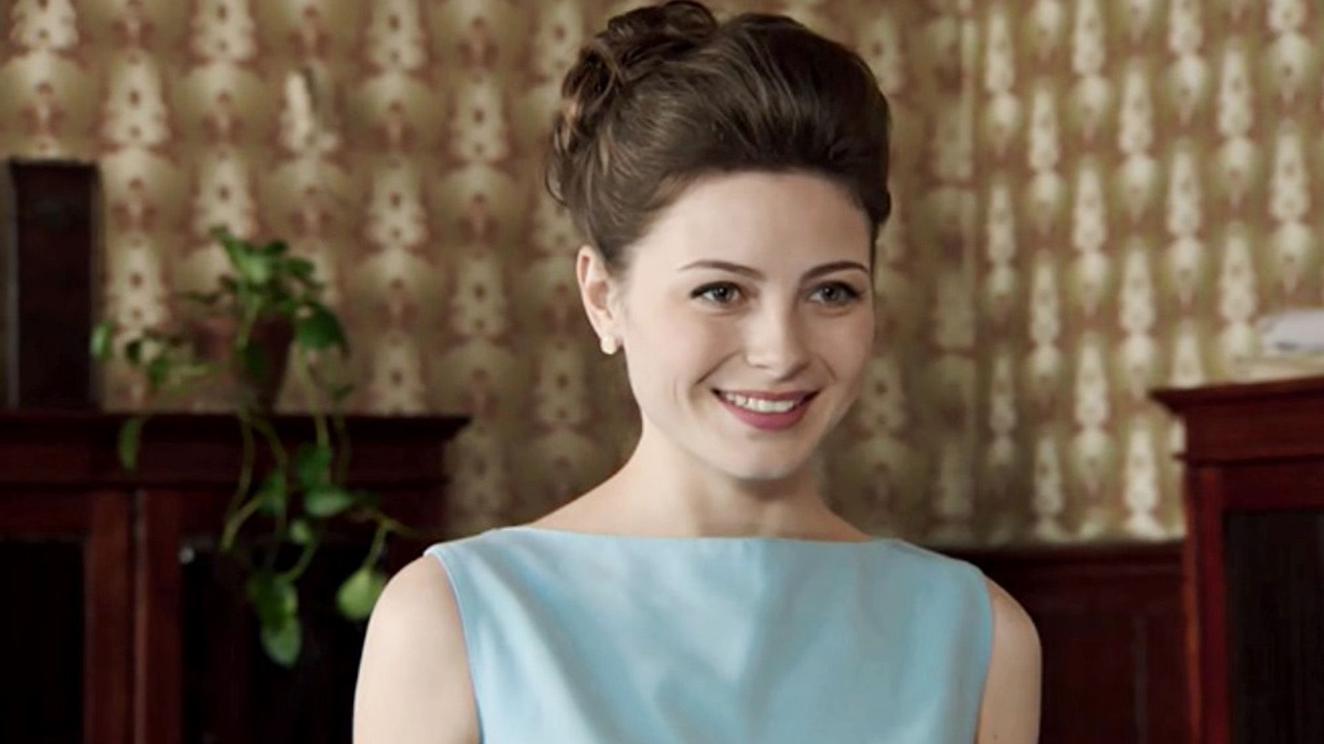 Улыбающаяся Анастасия Тюнина в голубом платье