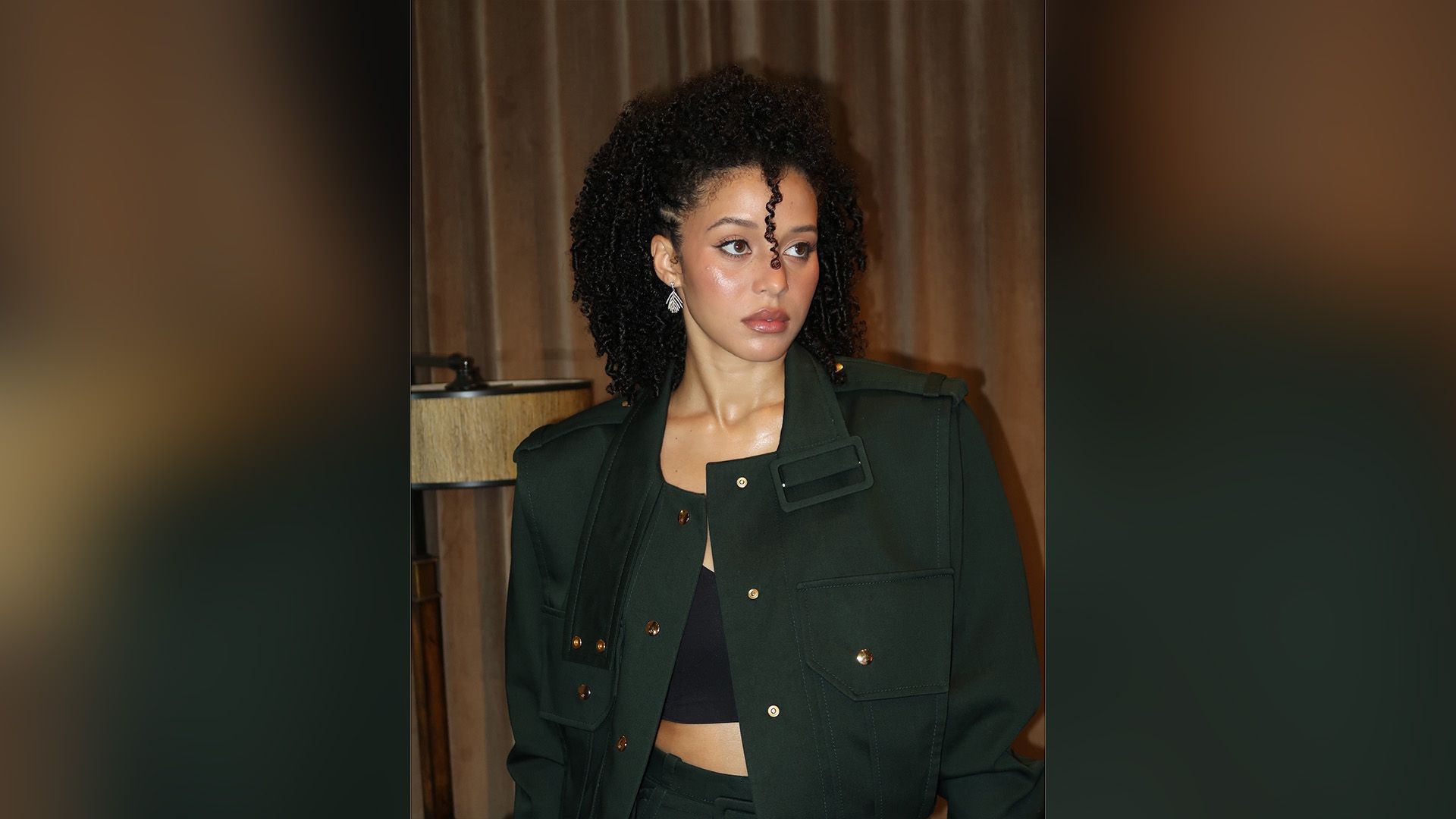 Чейз Инфинити в тёмно-зелёном жакете с золотыми кнопками