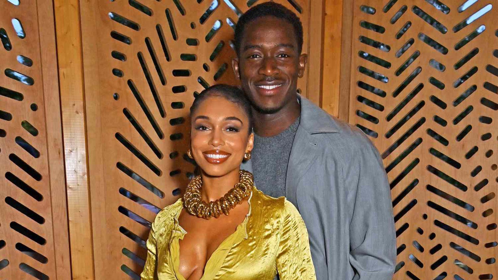 Демсон Идрис в серой рубашке и Лори Харви в эелтой блузке