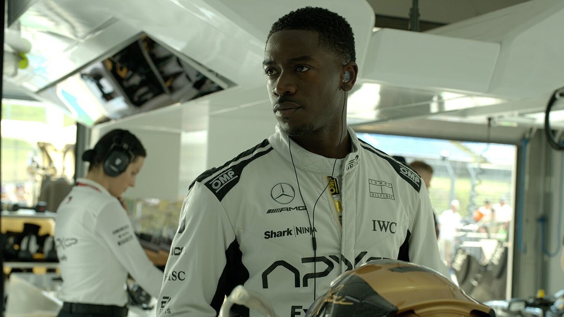 Демсон Идрис в белой форме автогонщика