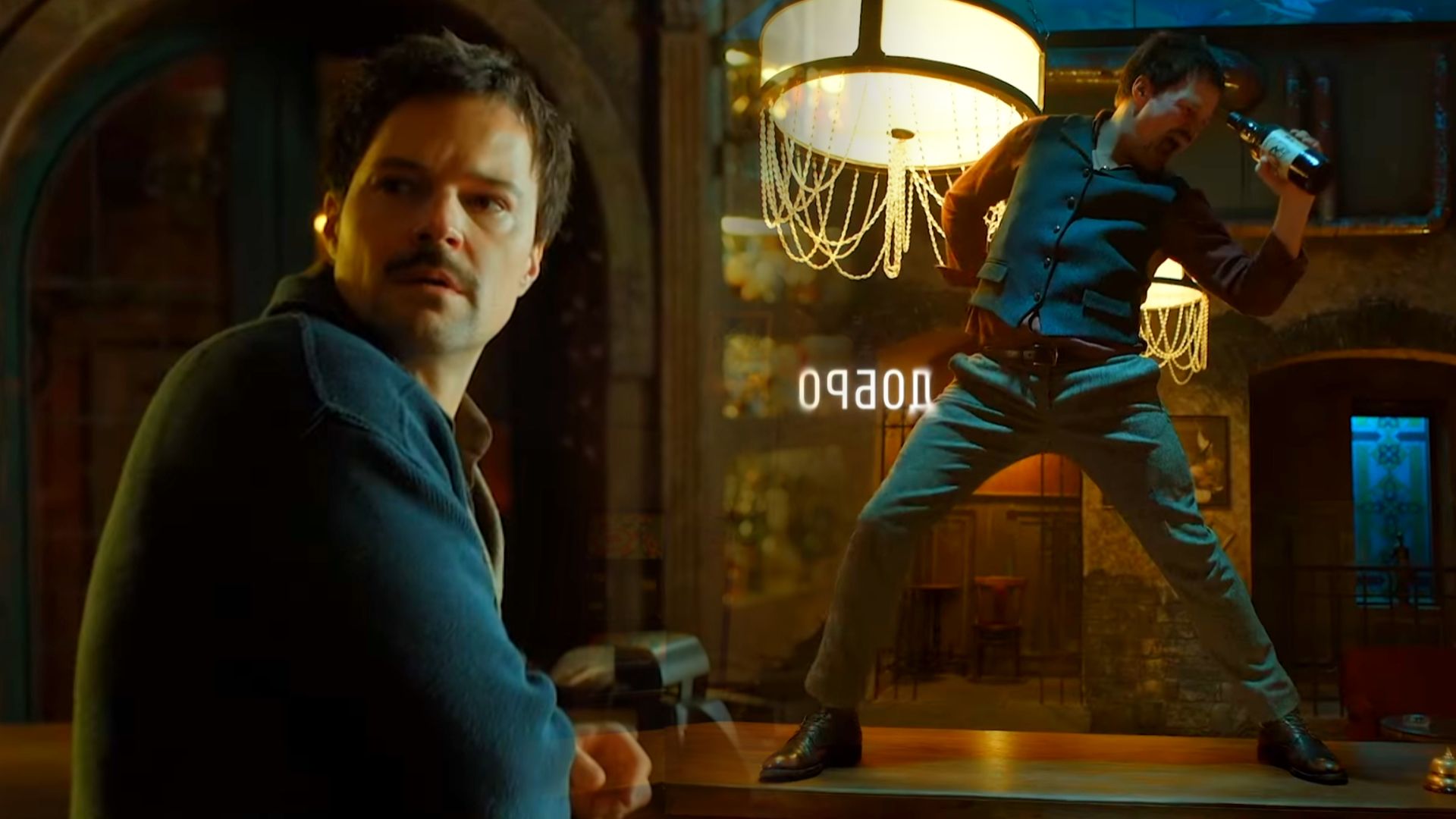 Актер Данила Козловский стоит на барной стойке и поет