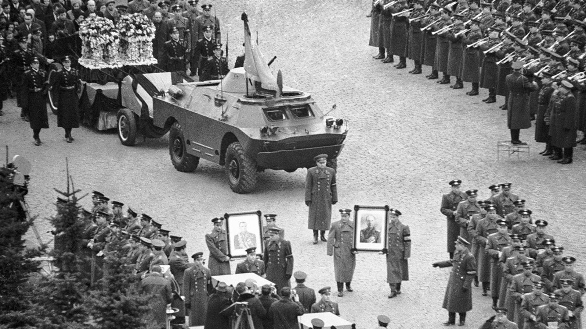 Траурная процессия на Красной площади в день похорон Юрия Гагарина