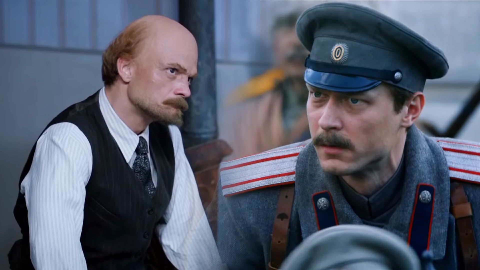 Слева мужчина в образе Ленина, справа актер Юра Борисов с усами и в фуражке