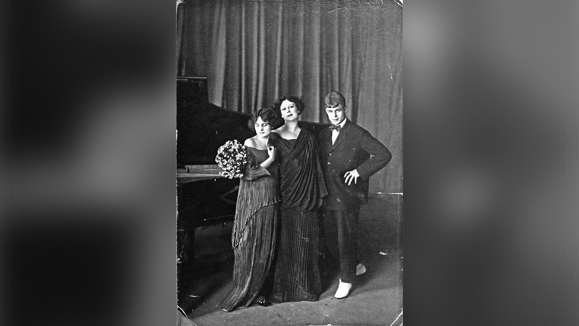 Сергей Есенин, Айседора Дункан и её приёмная дочь Ирма позируют возле рояля на сцене