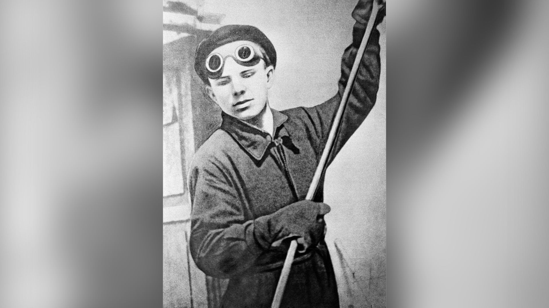 Юный Юрий Гагарин в рабочем комбинезоне и защитных очках