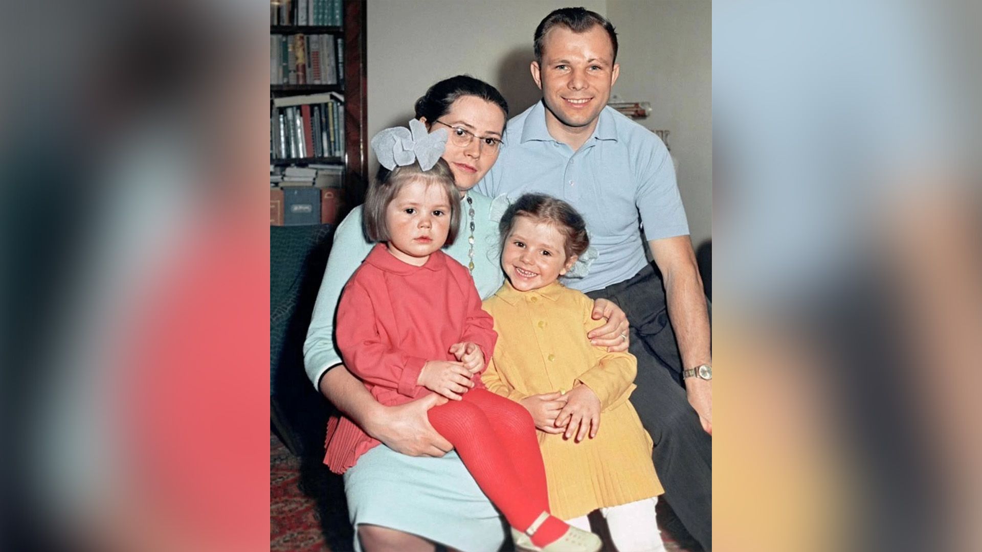 Юрий Гагарин с женой и маленькими дочерьми