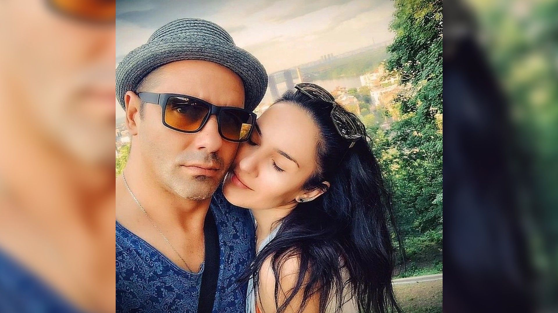 Александр Никитин и Ирина Пономаренко делают селфи, она смотрит вбок