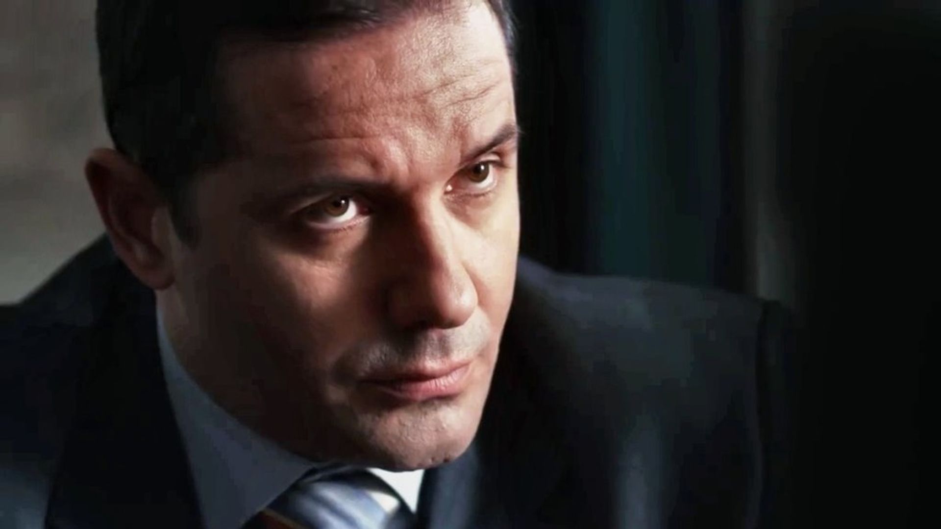 Александр Никитин в костюме, лицо крупным планом