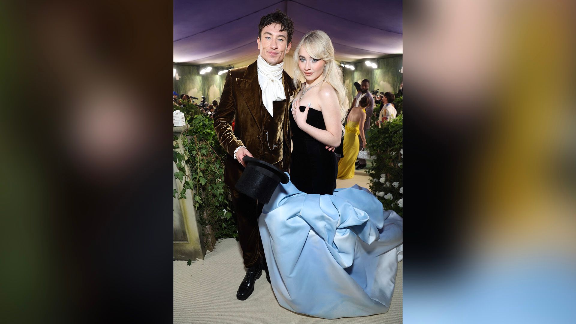 Барри Кеоган в бархатном костюме с белым шарфом и Сабрина Карпентер в чёрном платье с пышным голубым шлейфом