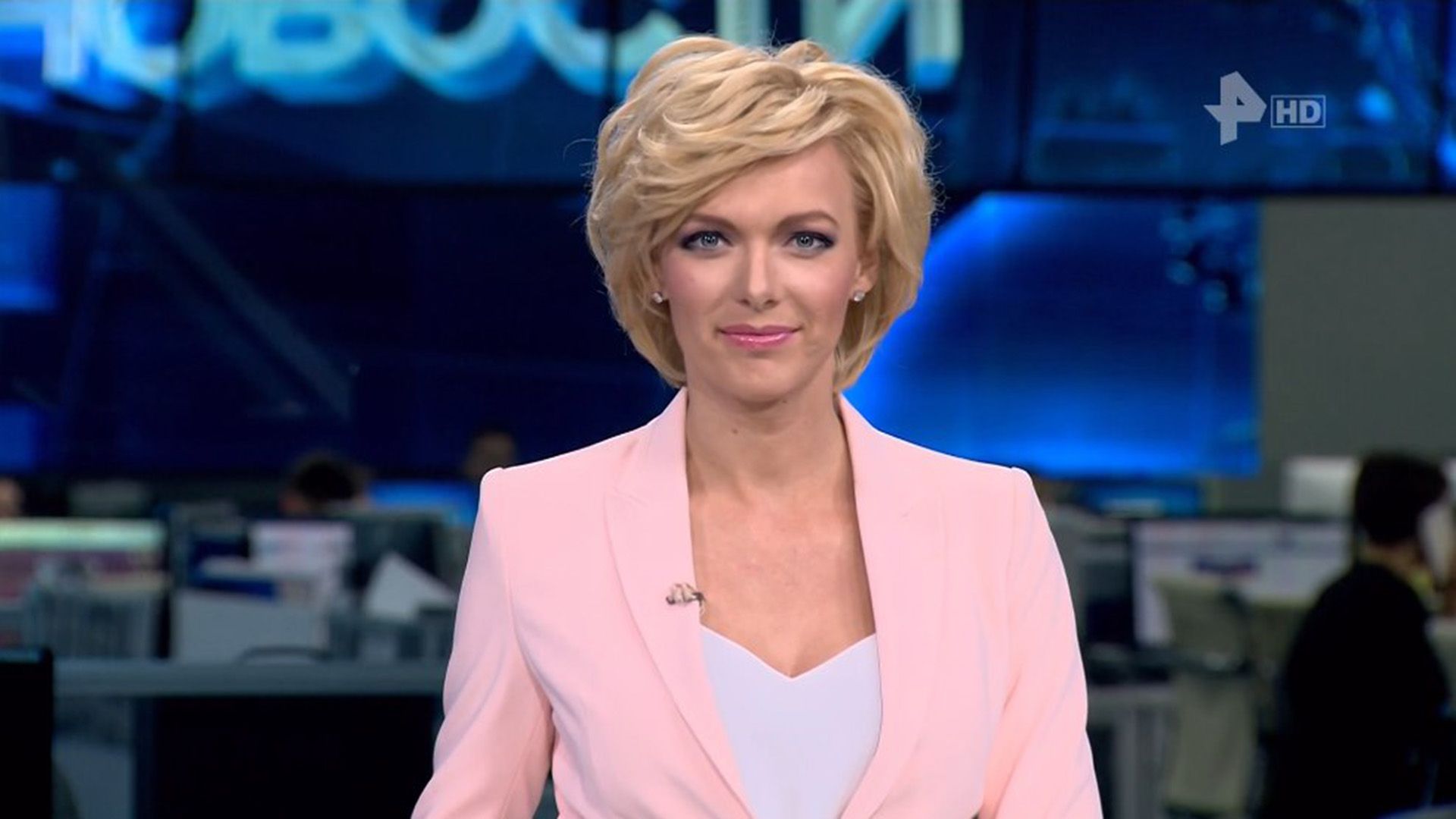 Елена Лихоманова в розовом пиджаке в студии телеканала