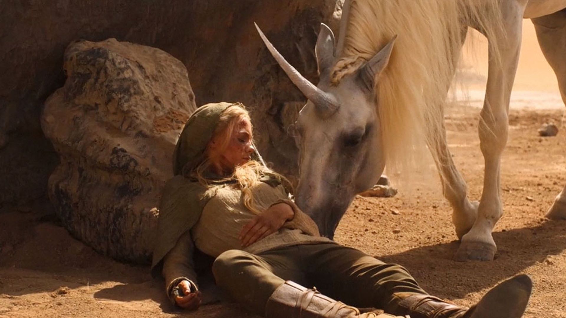 Фрейя Аллан гладит лошадь с рогом, кадр из сериала Ведьмак