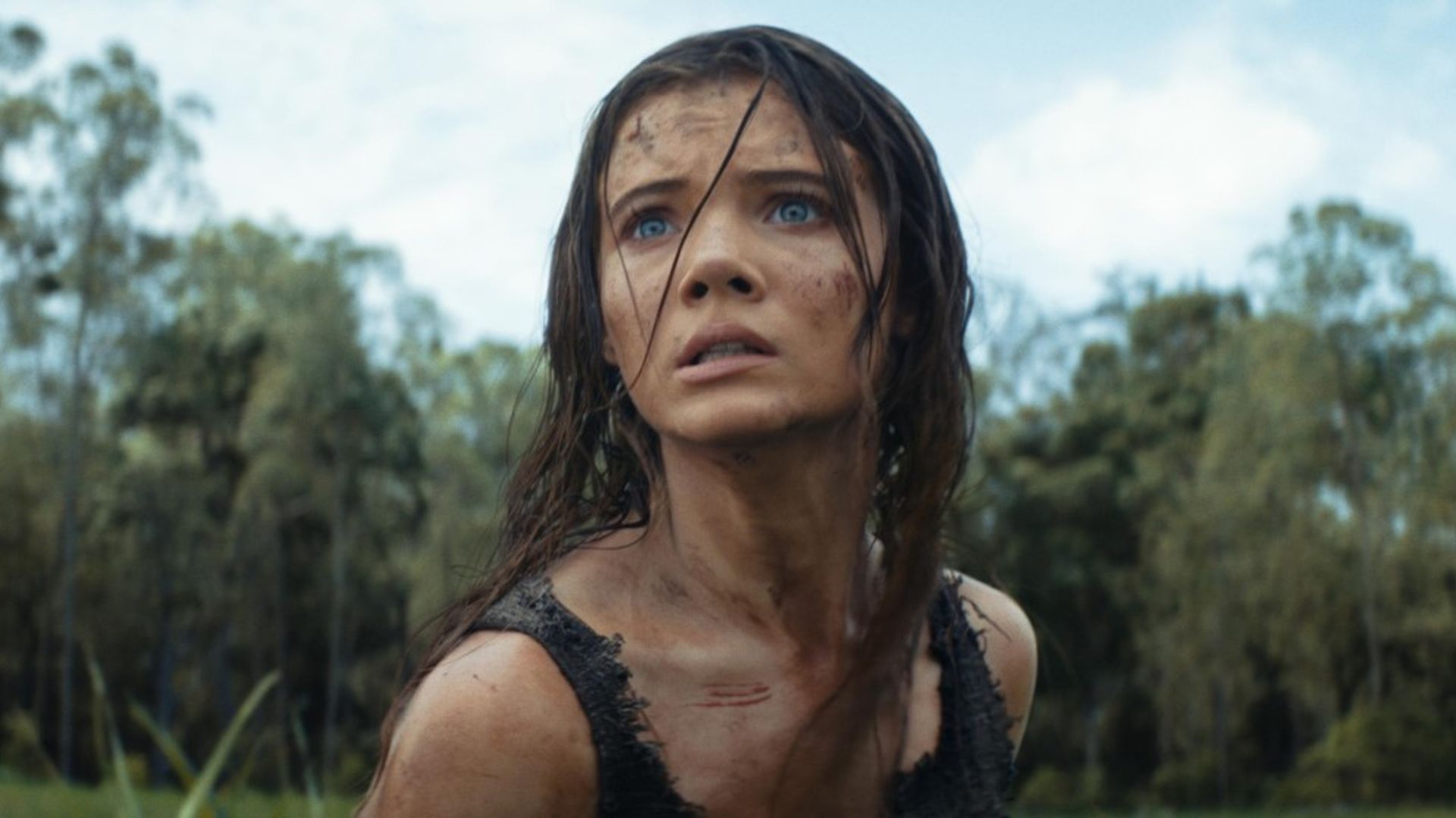 Фрейя Аллан с растрёпанным видом и грязным лицом обеспокоенно смотрит вдаль