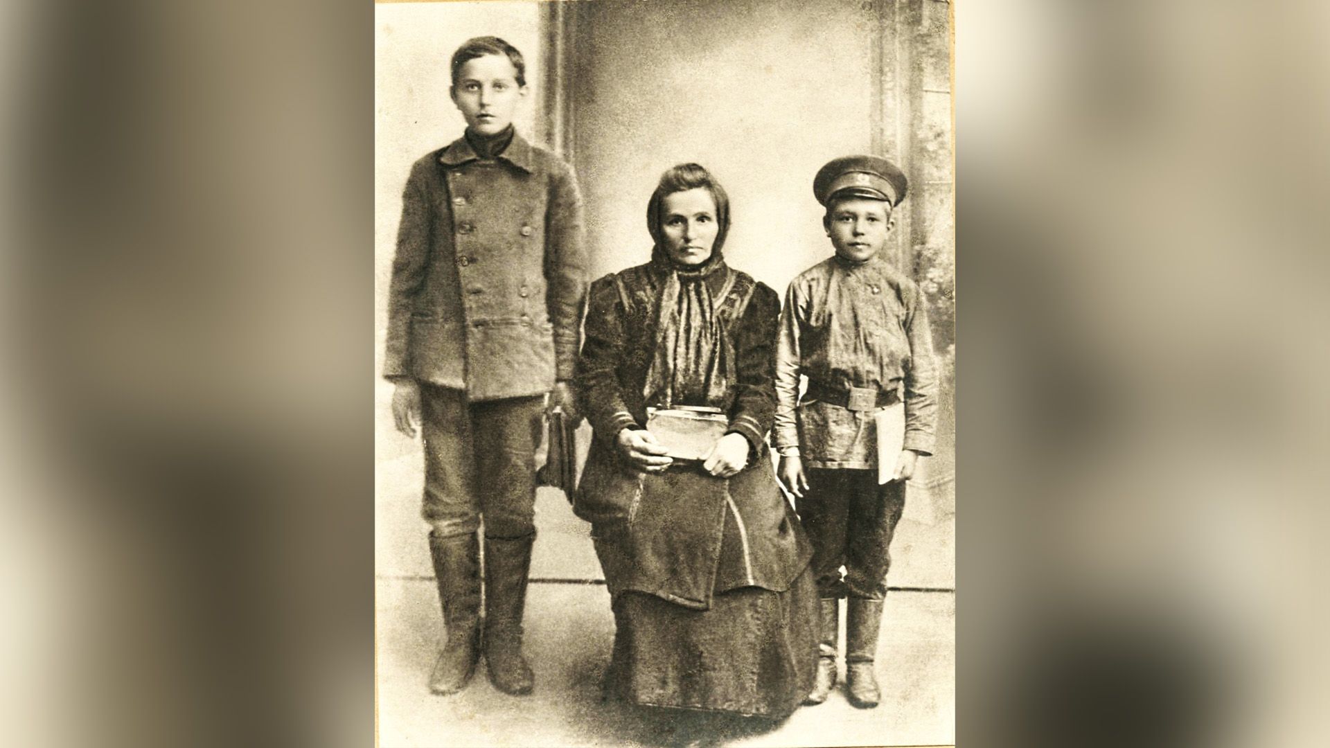 Николай Островский в детстве стоит рядом с мамой и старшим братом