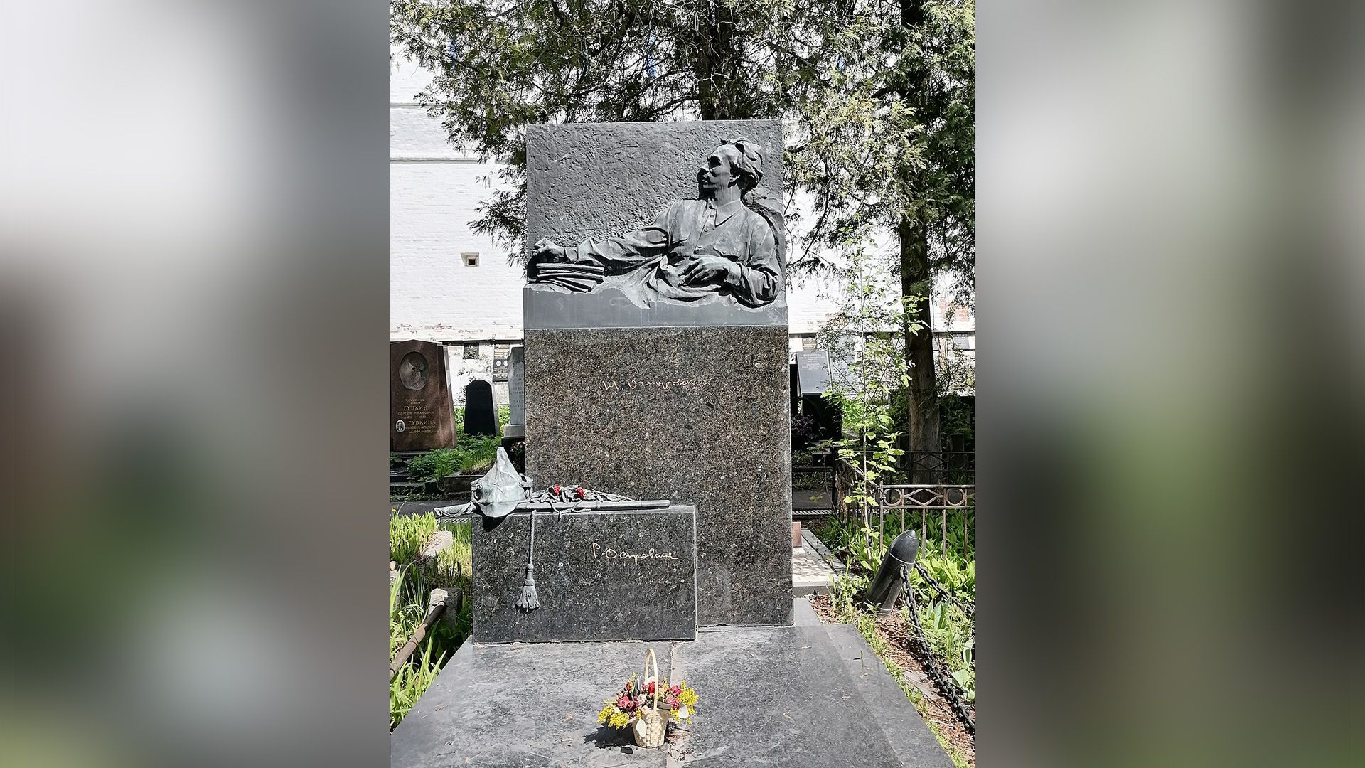 Могила Николая Островского на Новодевичьем кладбище