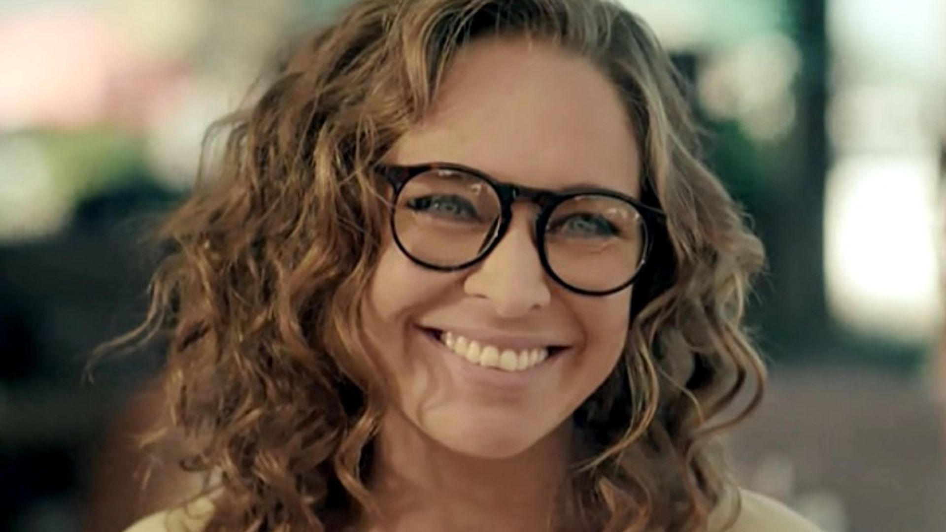 Серафима Низовская широко улыбается, лицуо крупным планом, в очках