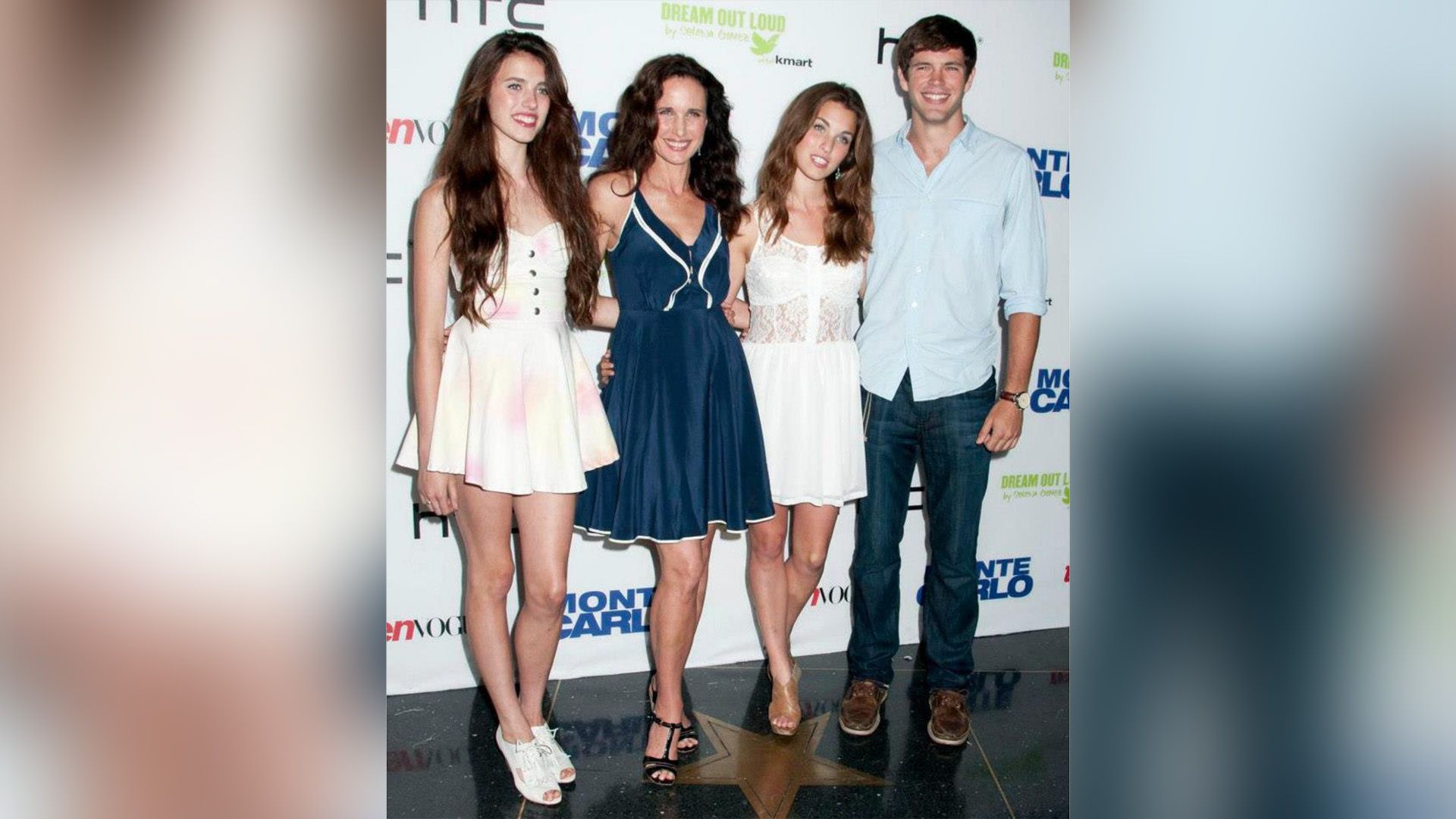 Энди МакДауэлл и её дети: Рейни, Маргарет и Джастин позируют на светском мероприятии