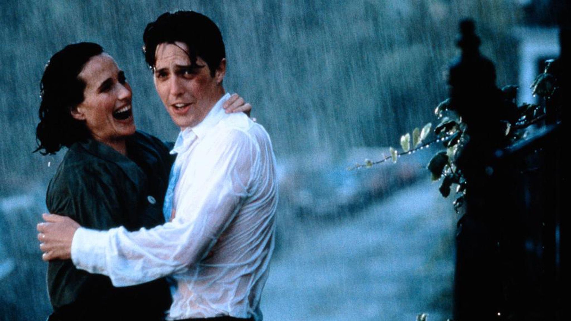 Энди МакДауэлл и Хью Грант стоят под дождём и смеются