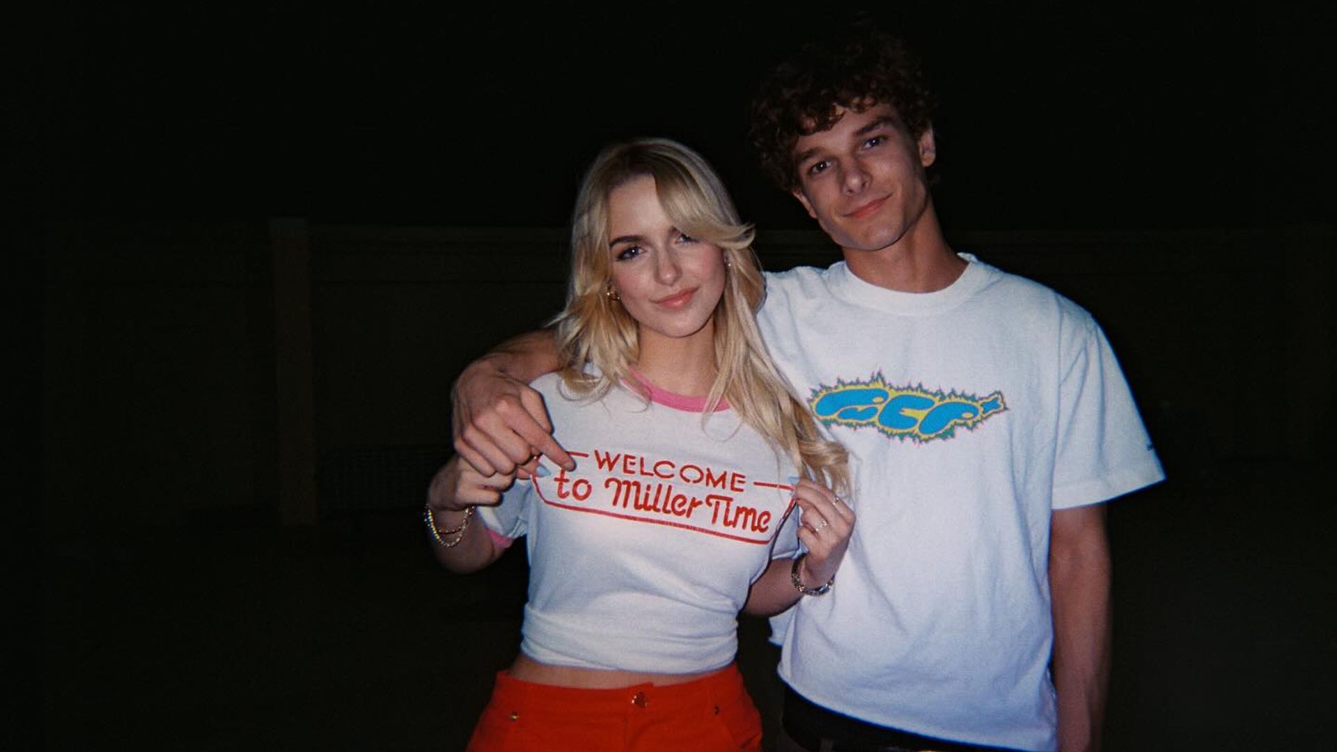 Маккена Грейс и Мэйсон Темз вместе позируют для фото