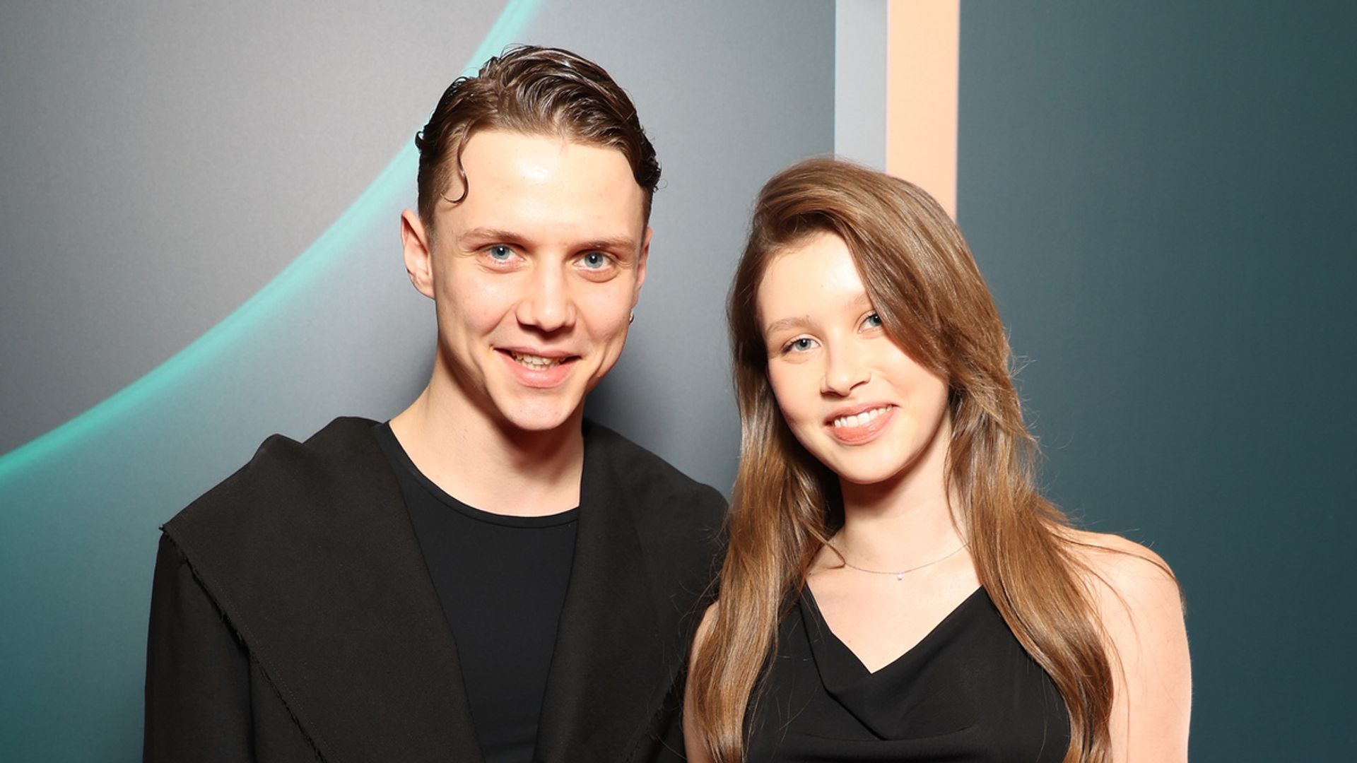 Ваня Дмитриенко и Анна Пересильд позируют перед камерой в вечерних нарядах