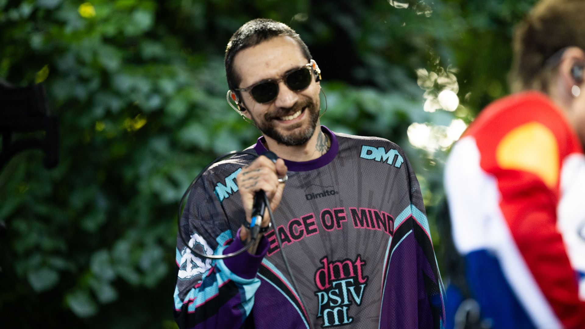 Александр Цой в тёмных очках и с микрофоном в руке