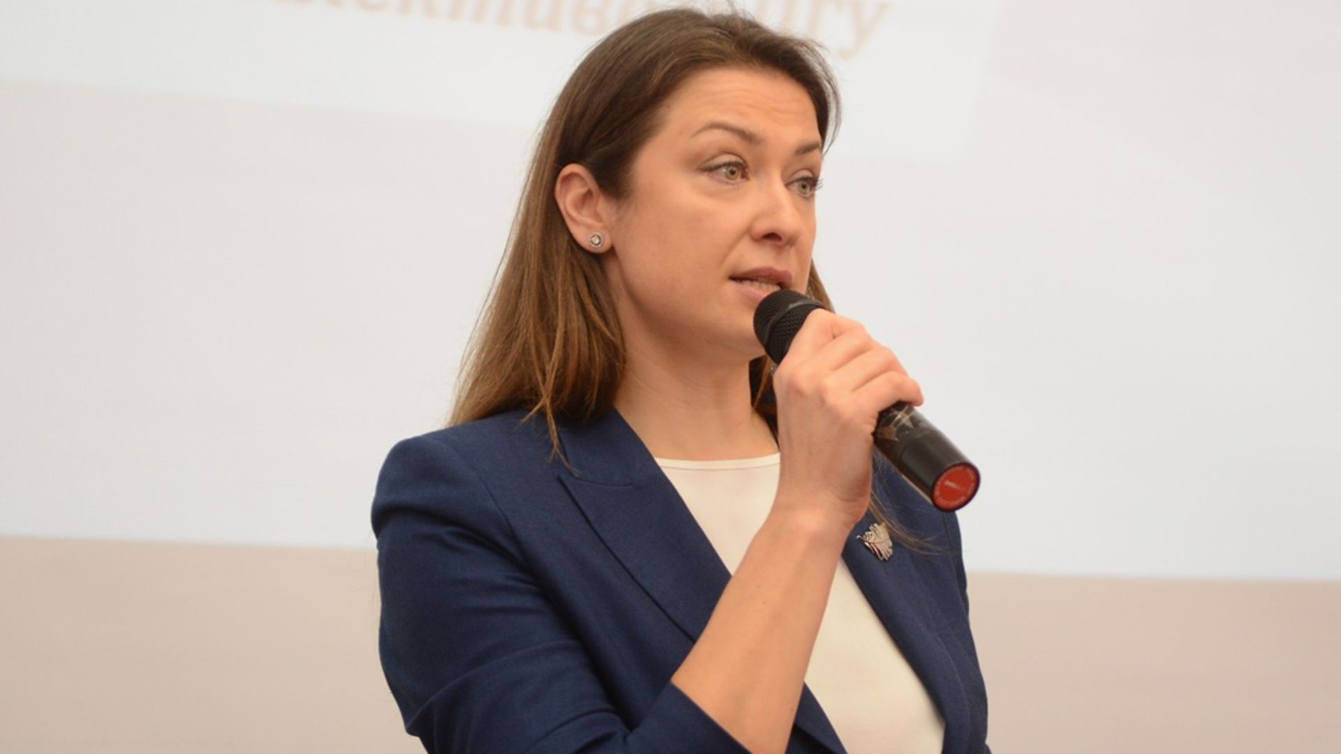 Мария Ситтель выступает перед студентами и говорит в микрофон