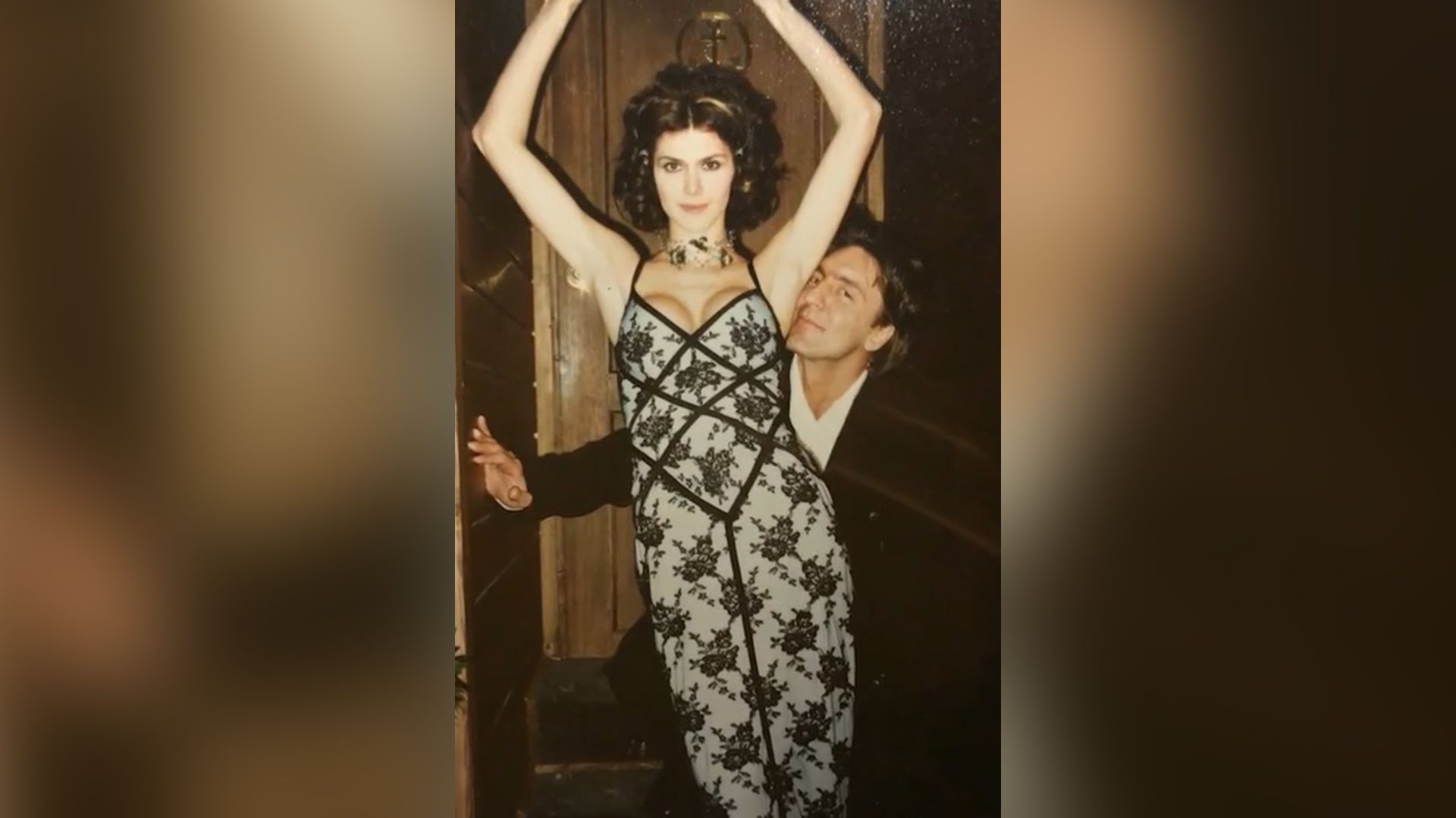 Регина Мяник стоит, подняв вверх руки, из-за её спины выглядывает Сергей Мянник