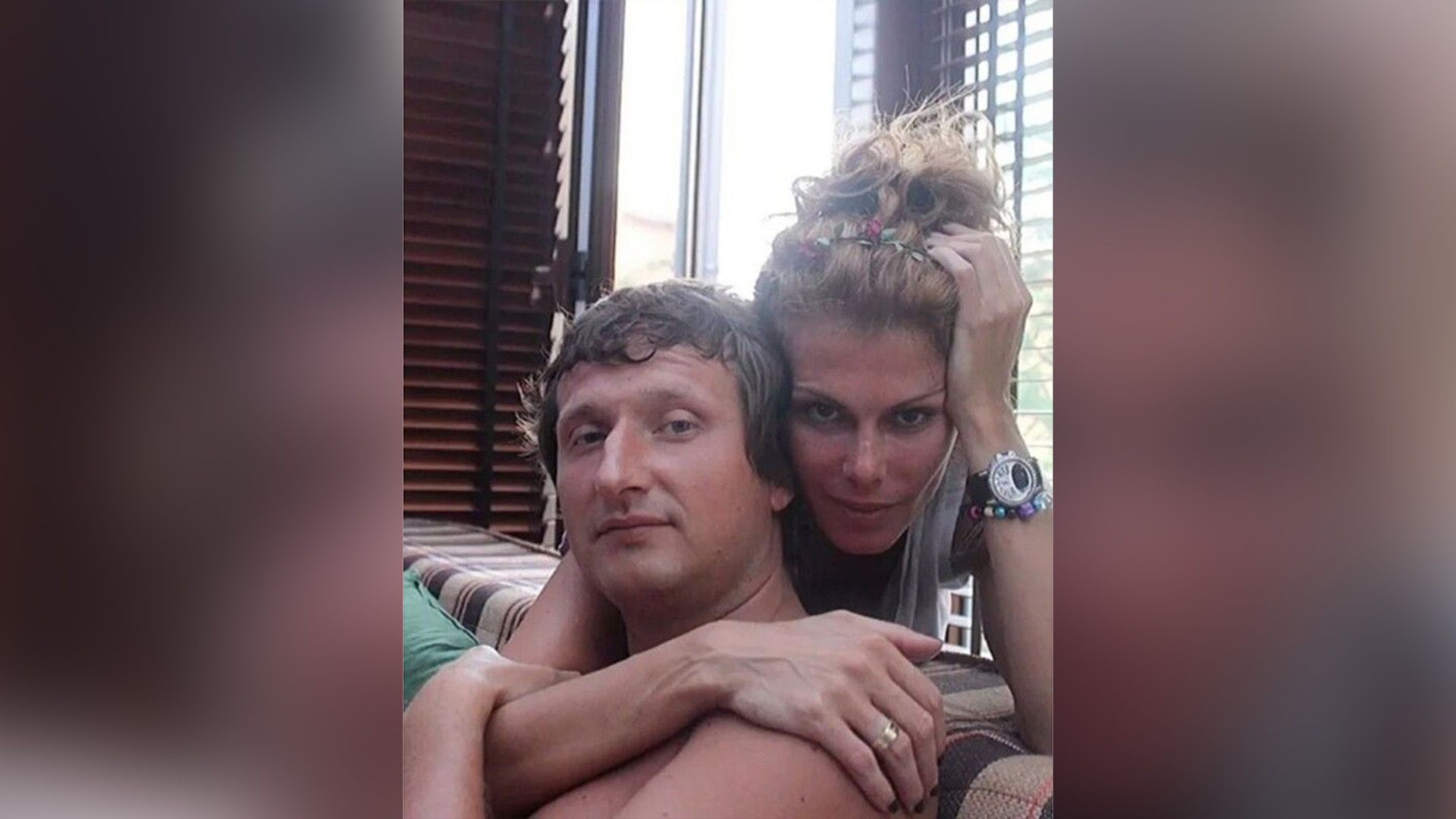 Регина Мянник обнимает за шею Георгия Новикова