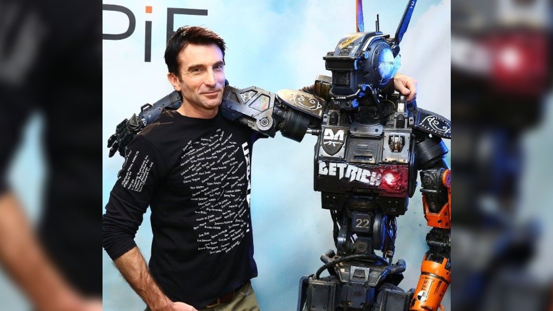 Шарлто Копли положил руку на плечо роботу Чаппи