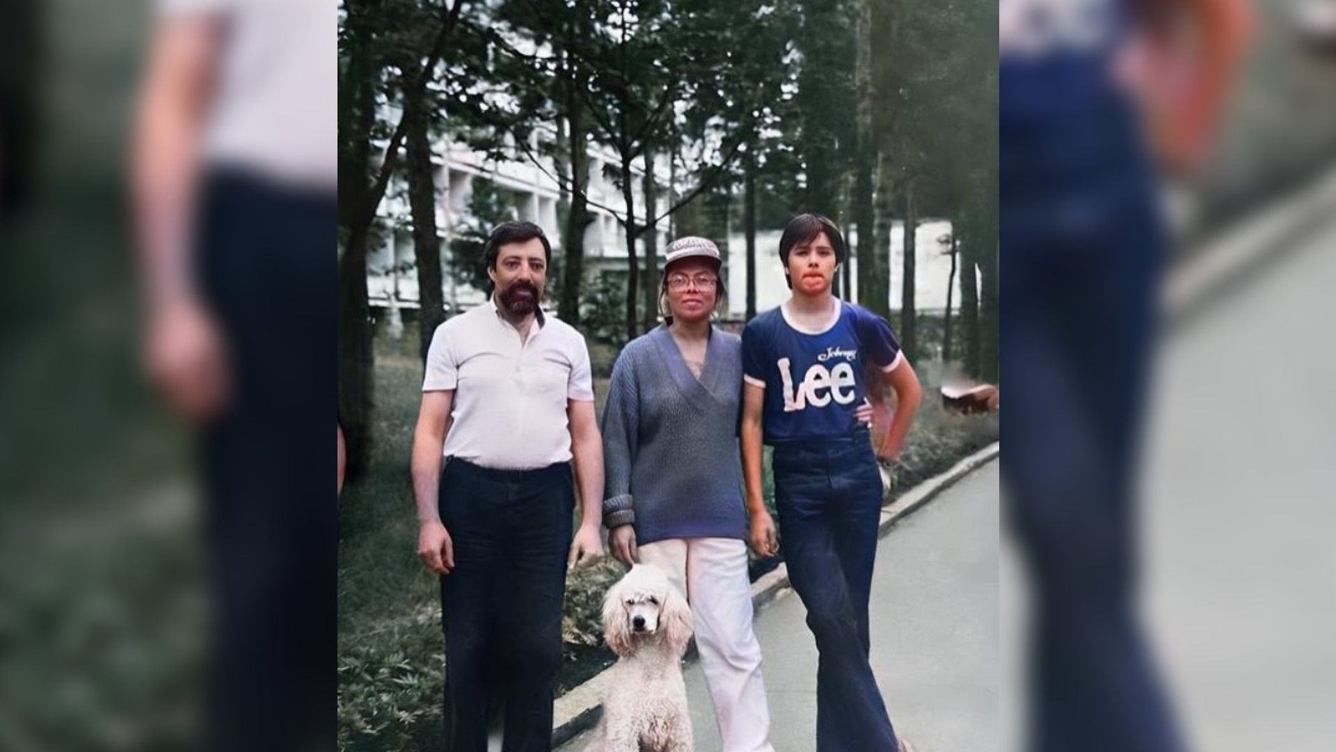 Вадим Азарх в детстве стоит с родителями на фоне многоэтажки