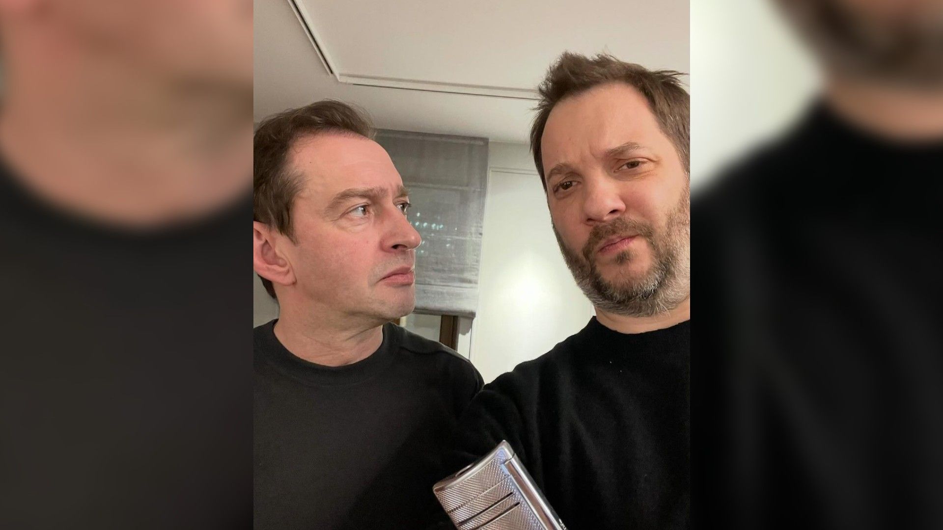 Константин Хабенский и Александр Цыпкин смотрят друг на друга, селфи