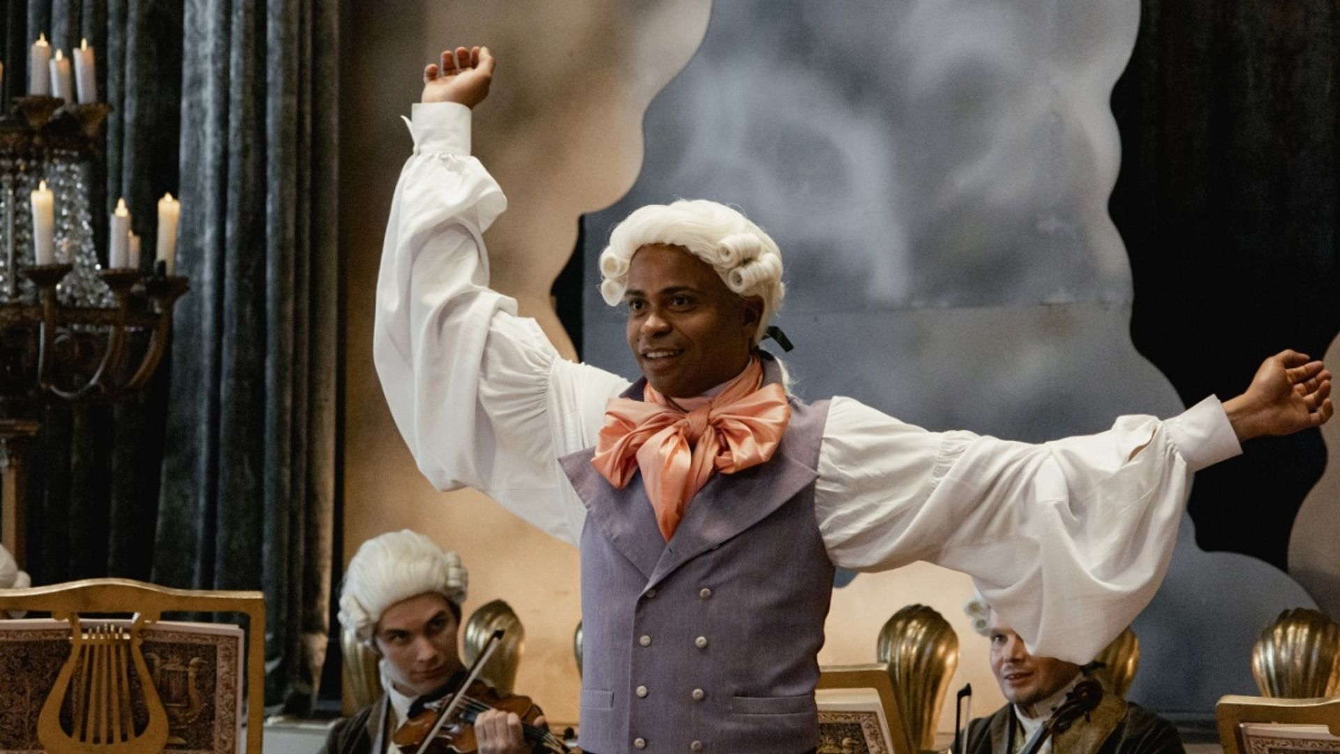 Мигель в парике и сюртуке танцует на фоне роскошного интерьера