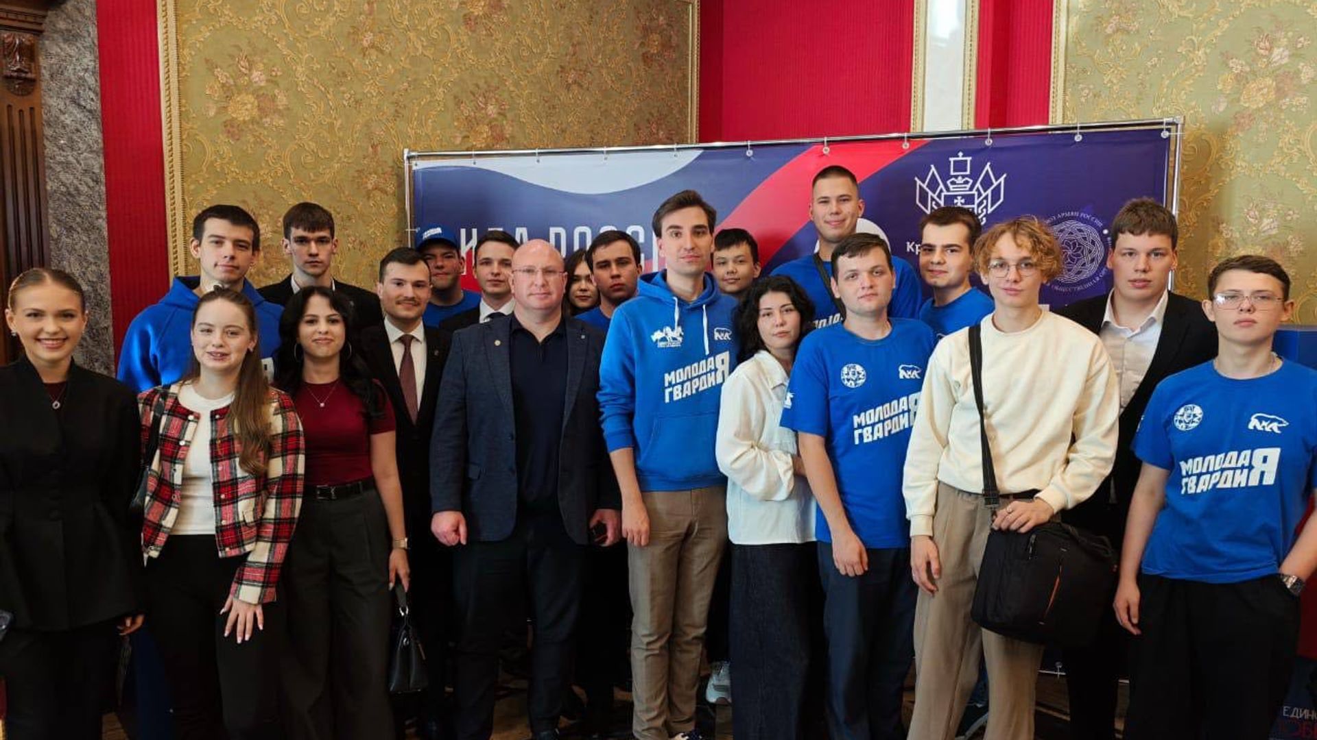 Михаил Чеканин с другими активистами Молодой Гвардии Единой России позирует перед фотостеной