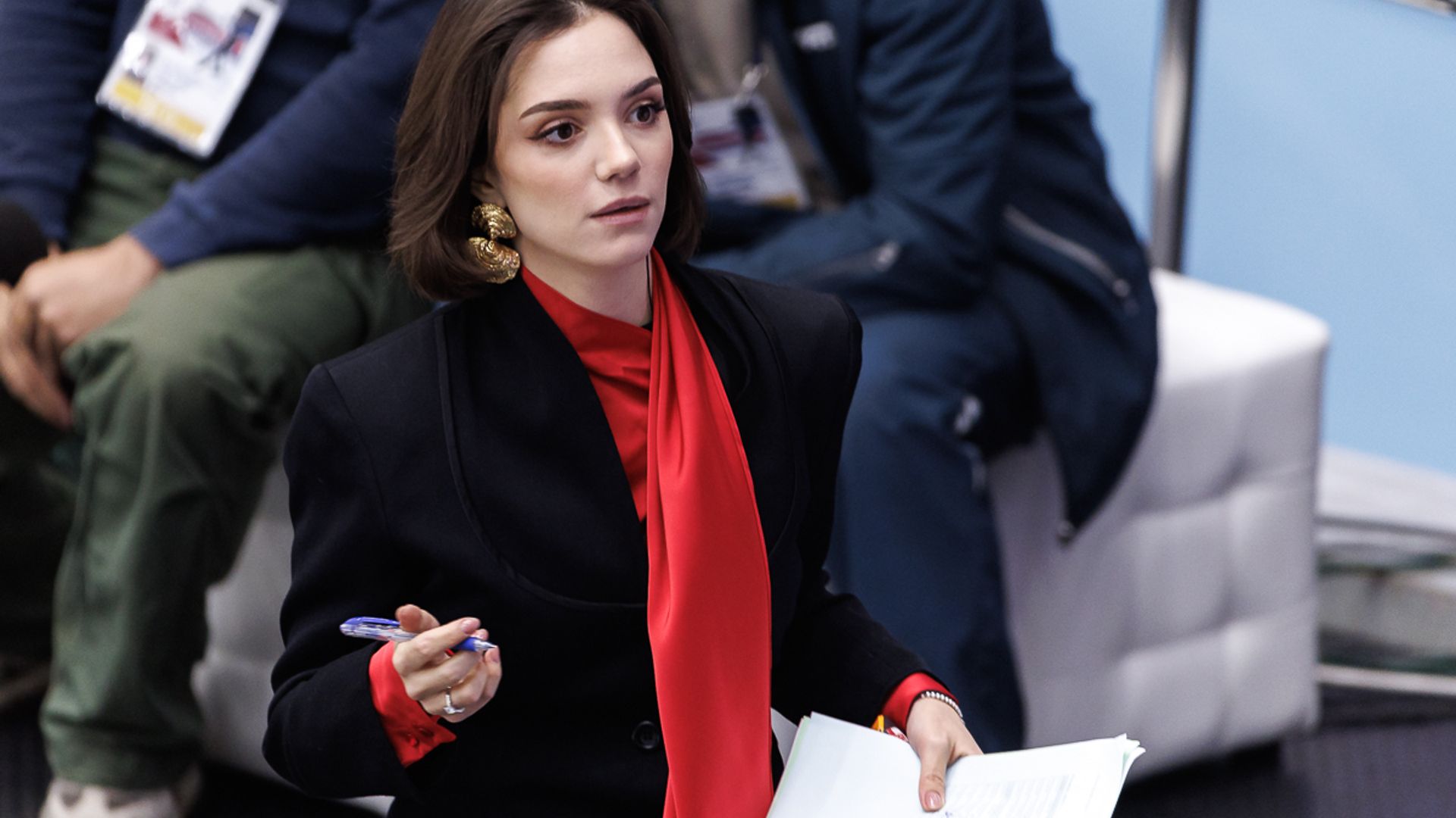 Евгения Медведева в костюме с кольцом на пальце