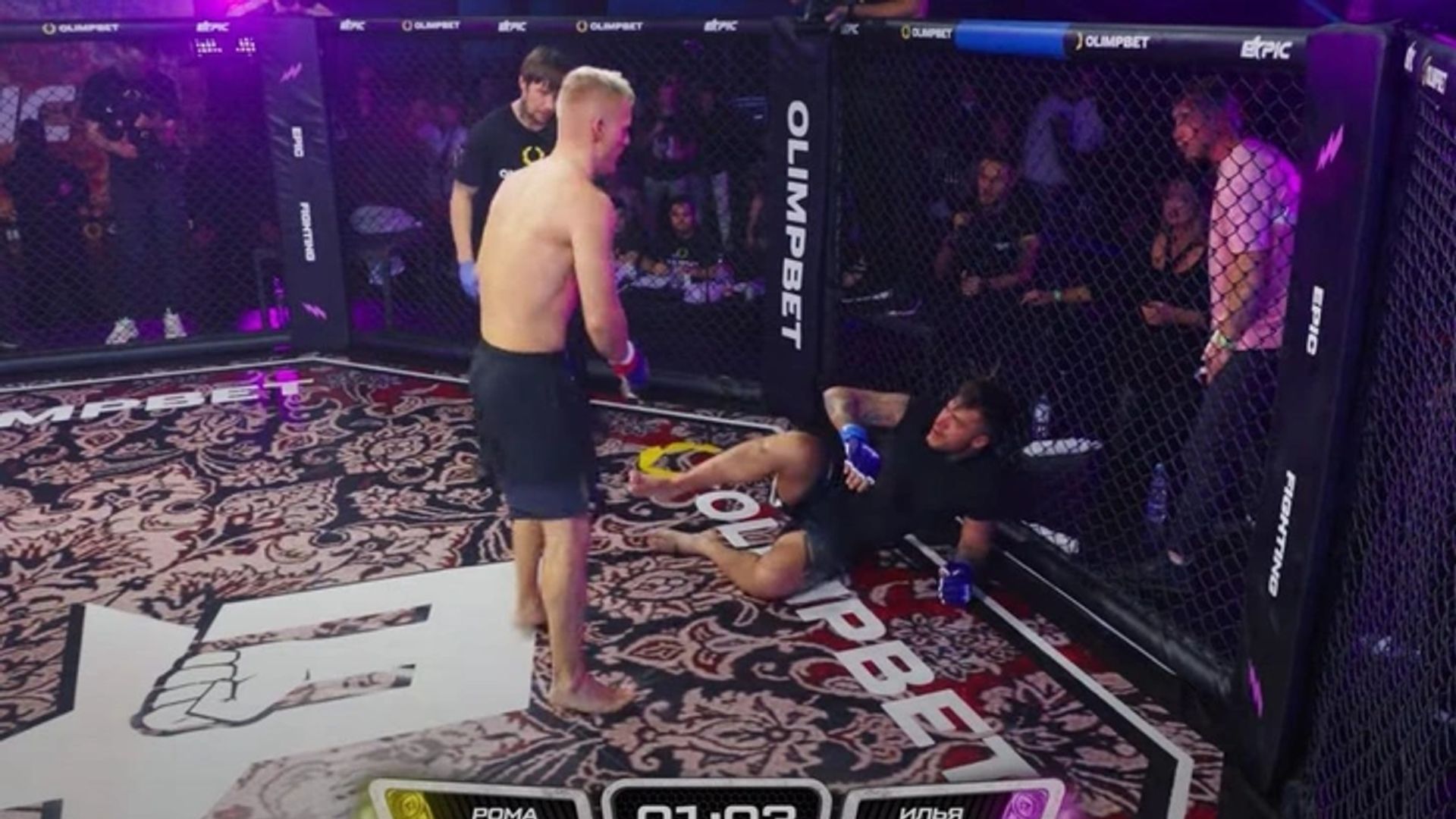 Роман Жёлудь и Илья Милохин в спортивных трусах и перчатках дерутся на ринге